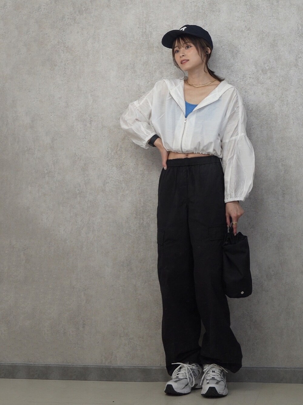 「シンプルスタイル、カーゴパンツ、UNIQLO、ユニクロ、yunco_de、153cm、低身長」｜「sakishimatokyoのドロップショルダーマウンテンパーカー（マウンテンパーカー、ホワイト系）」を使った、yunさん（レディース・153cm）の春コーディネートの1枚目の写真