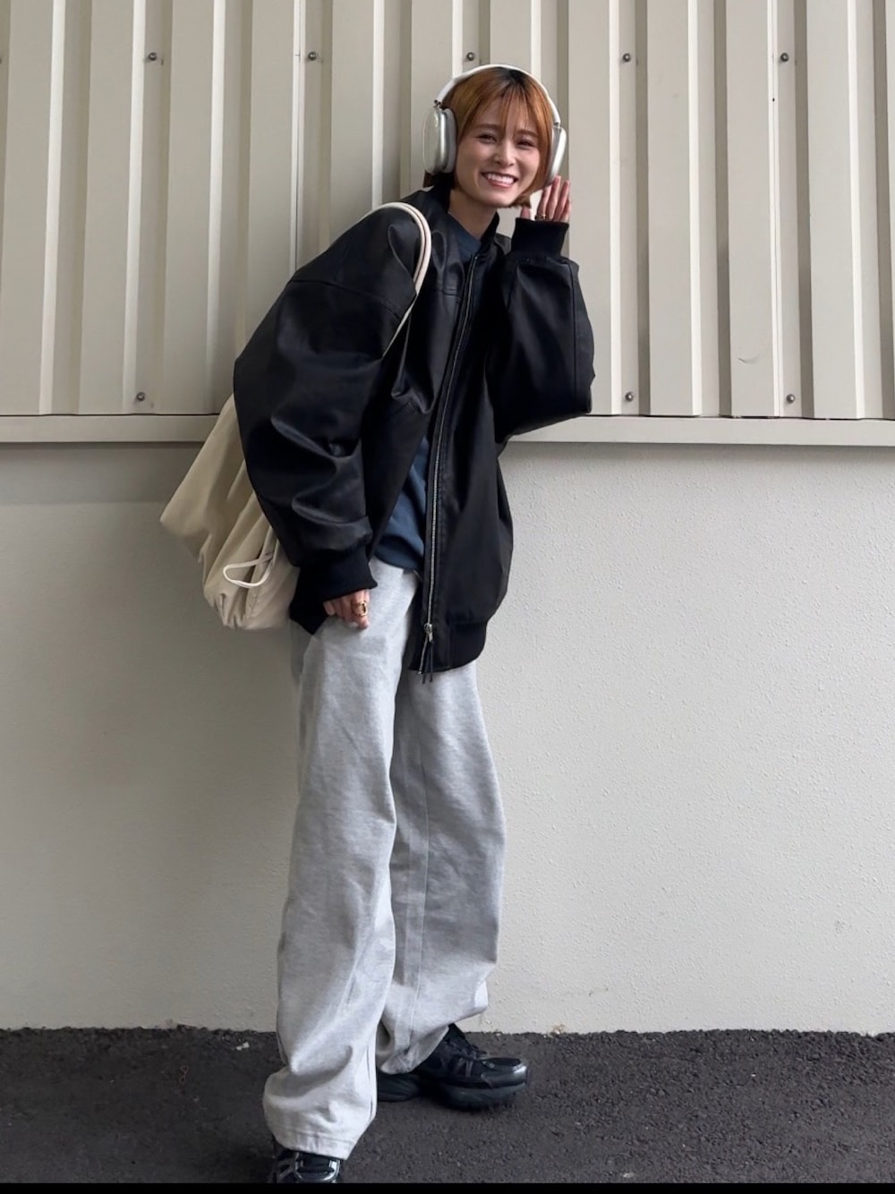 「似合うラボに行こう、スウェットコーデ、レザージャケット、153cm、低身長、yunco_de」｜「MARY AL TERNAの【一部別注】＜MARY AL TERNA＞WRING トートバッグ（トートバッグ、ホワイト系）」を使った、yunさん（レディース・153cm）の冬コーディネートの1枚目の写真