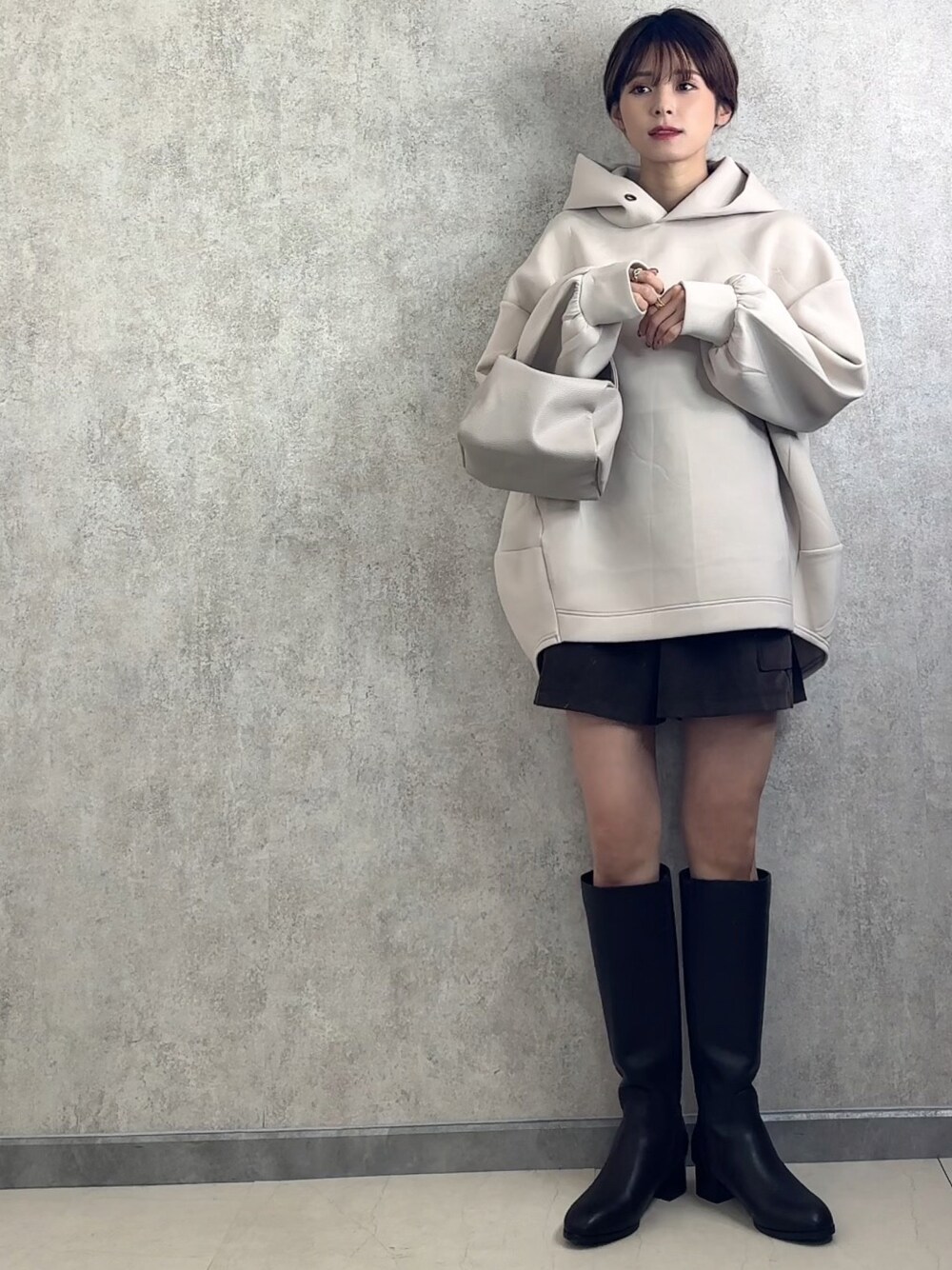 「クリスマスに着たい服、bonjour sagan、ダンボールパーカー、153cm、低身長、着回しコーデ、ロングブーツ」｜「Bonjour Saganのダンボールバルーンパーカー（パーカー、ベージュ系）」を使った、yunさん（レディース・153cm）の冬コーディネートの1枚目の写真