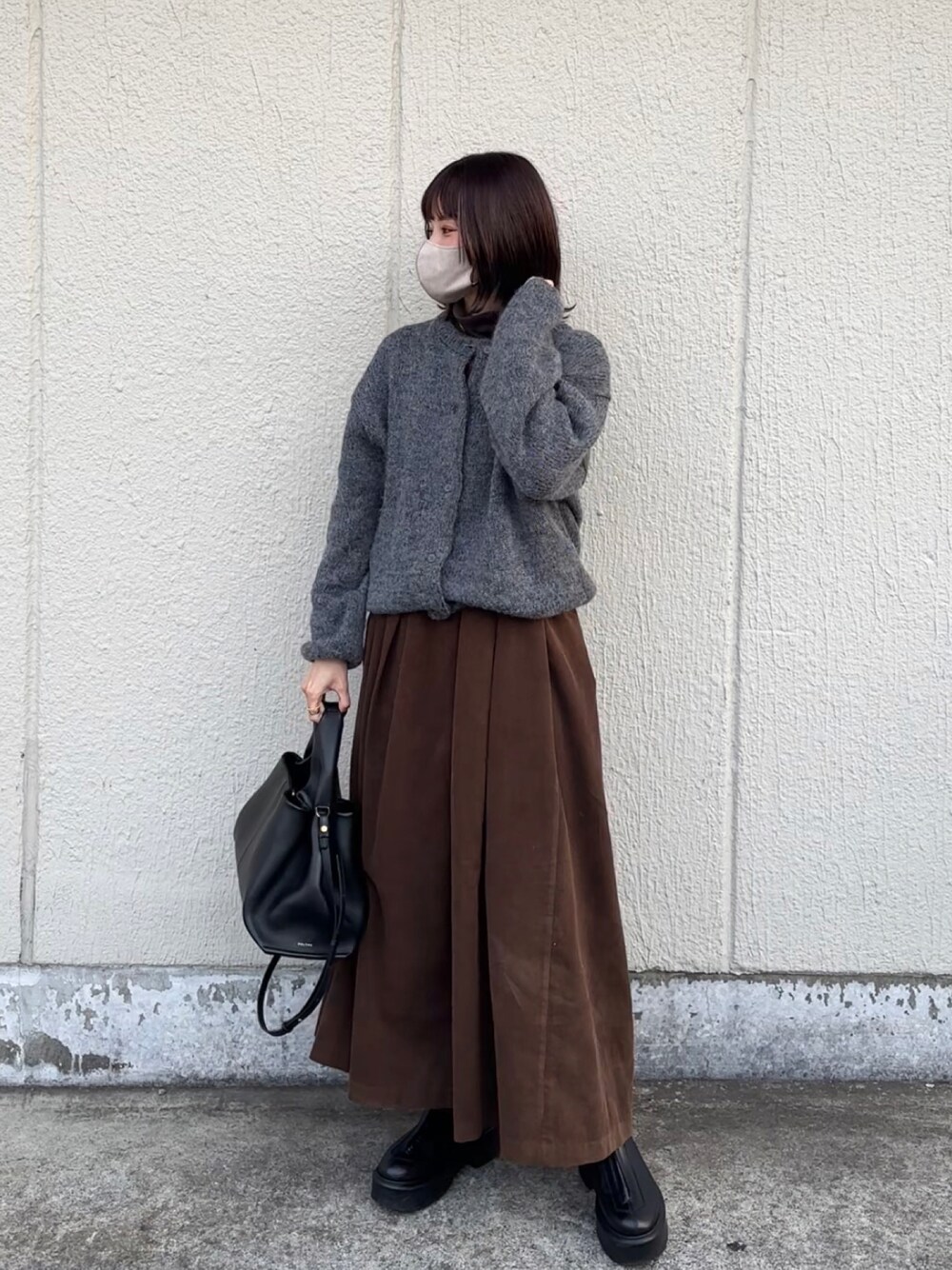 「冬のコーデ、yunco_de、ゆみーつ、meets、今日のコーデ、休日スタイル、大人女子」｜「DHOLICのコーデュロイノースリワンピース（ワンピース、ブラウン系）」を使った、yunさん（レディース・153cm）の冬コーディネートの1枚目の写真