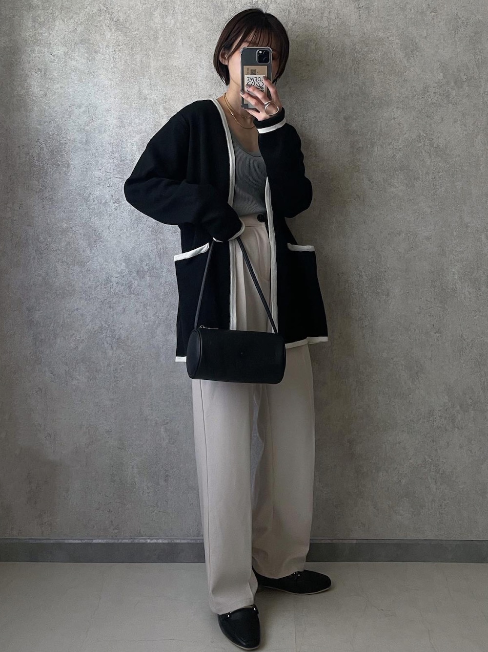 「大人カジュアル、ユアーズ、GRL、シンプルコーデ、パンツスタイル、153cm、低身長、ローファー、大人女子」｜「GRLのベーシックストレートパンツ（その他パンツ、ベージュ系）」を使った、yunさん（レディース・153cm）の春コーディネートの1枚目の写真