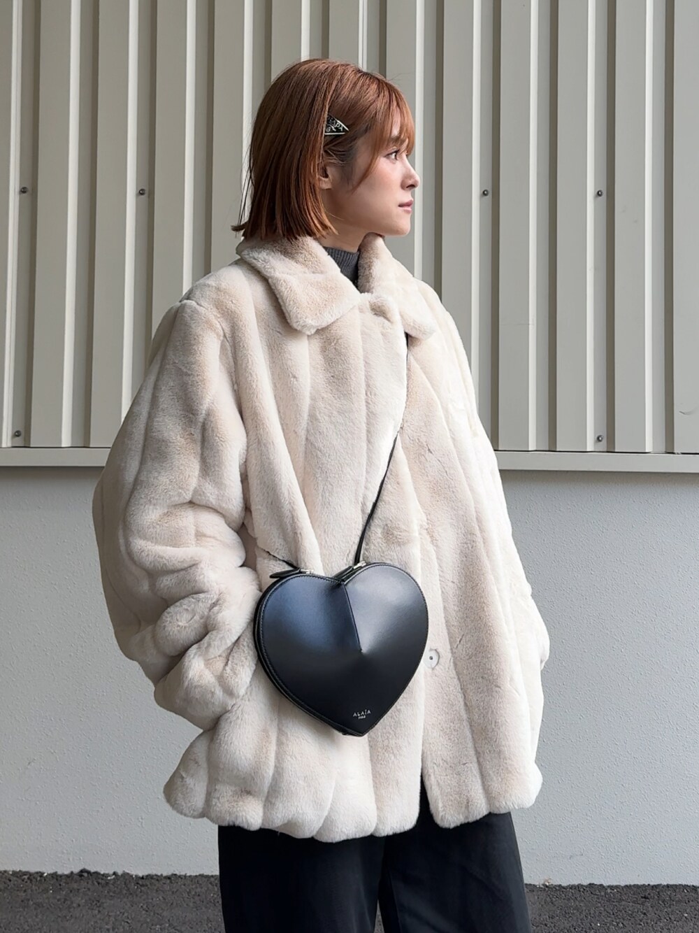 「ゆるコーデ、ファーコート、153cm、alaia、大人コーデ、パンツコーデ、カーサフライン」｜「CASA FLINEのリサイクルポリエステルファーショートコート（その他アウター、ベージュ系）」を使った、yunさん（レディース・153cm）の冬コーディネートの1枚目の写真