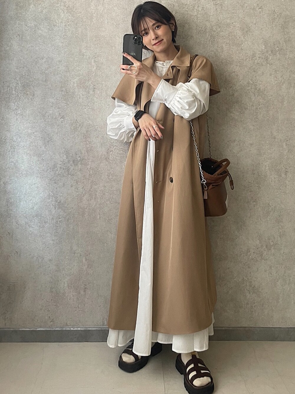 「春服みてみて、トレンチコート、yunco_de、ECRIRE✖︎yun、お出かけコーデ、大人女子、CELINE、サンダルに靴下、きれいめカジュアル、サンダル、今日のコスメと服」｜「Re:EDITの2WAYケープ風ノースリーブトレンチコート（トレンチコート、ベージュ系）」を使った、yunさん（レディース・153cm）の春コーディネートの1枚目の写真