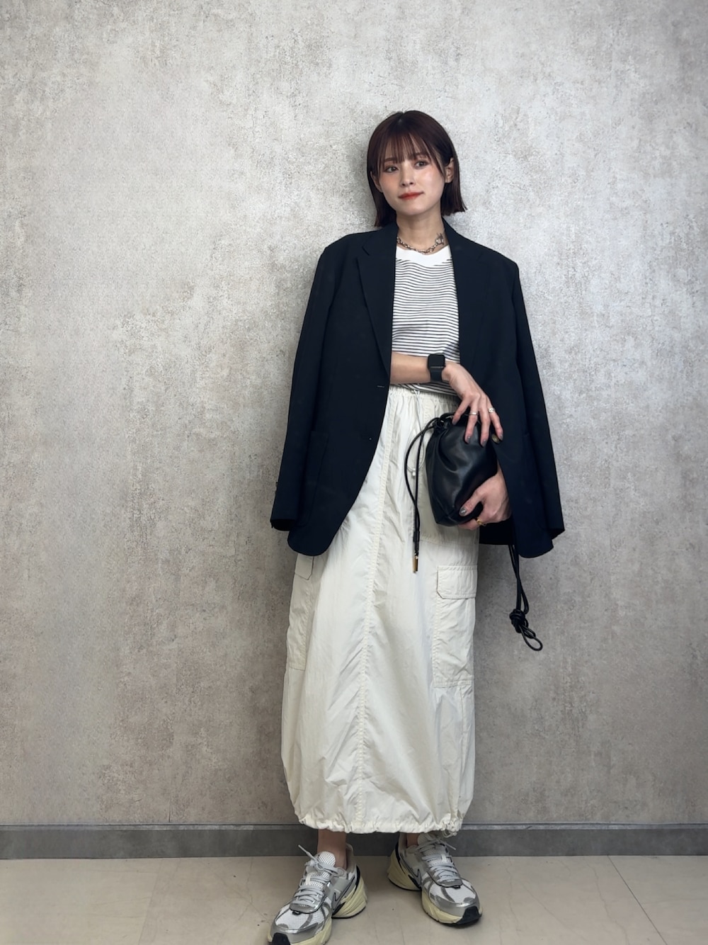 「春のNewスタイル、オトナ女子、スカートスタイル、153cm、ブレザー、ユニクロ、GU、NIKE」｜「ANMEのANMEロゴ刺繍入りボーダー半袖Tシャツ（Tシャツ/カットソー、ホワイト系）」を使った、yunさん（レディース・153cm）の春コーディネートの1枚目の写真