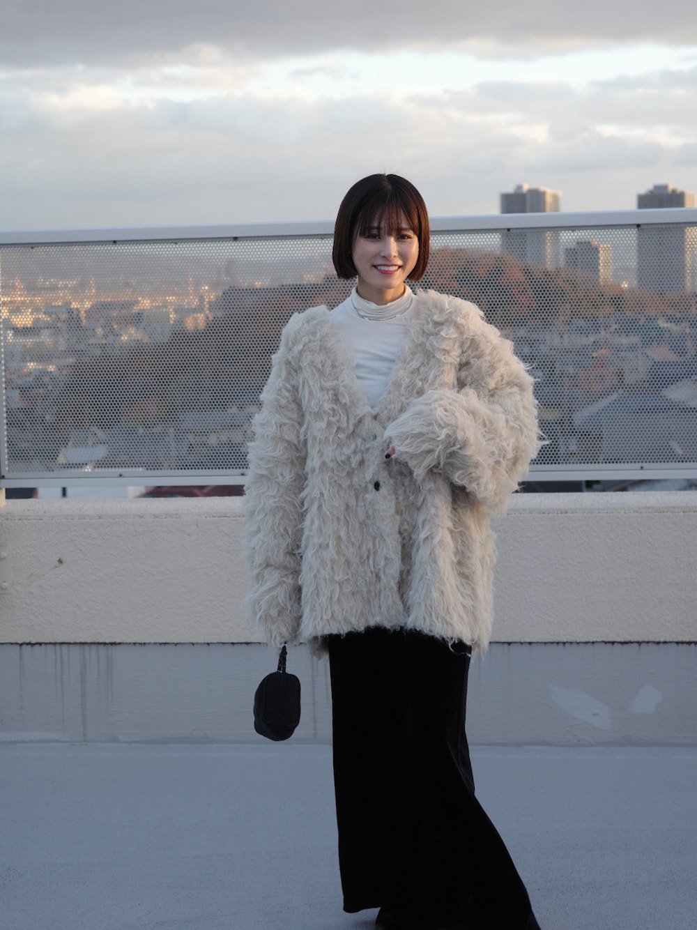 ホワイト系のカーディガン/ボレロを着用したレディースの冬コーディネートの1枚目の写真