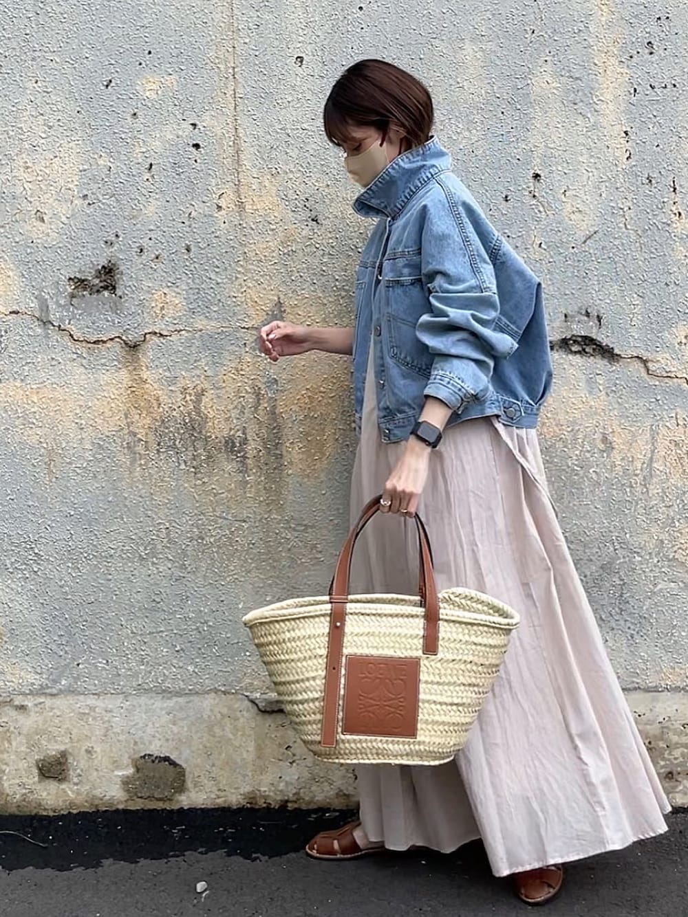 「サニーレーベル、yunco_de、ゆみーつ、meets、デニムジャケット、ごきげんウィーク、LOEWE、ロングワンピース、大人カジュアル、おチビコーデ、153cmコーデ」｜「URBAN RESEARCH Sonny Labelの『一部WEB限定カラー』フレンチスリーブロングワンピース（ワンピース、ベージュ系）」を使った、yunさん（レディース・153cm）の春コーディネートの1枚目の写真