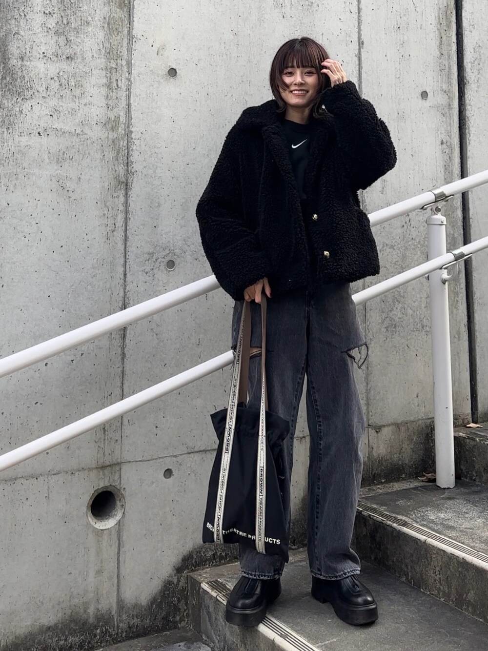 「シンプルスタイル、ゆみーつ、meets、カットデニム、yunco_de、153cm、低身長」｜「DHOLICのショートボアジャケット（ムートンコート、ブラック系）」を使った、yunさん（レディース・153cm）の冬コーディネートの1枚目の写真