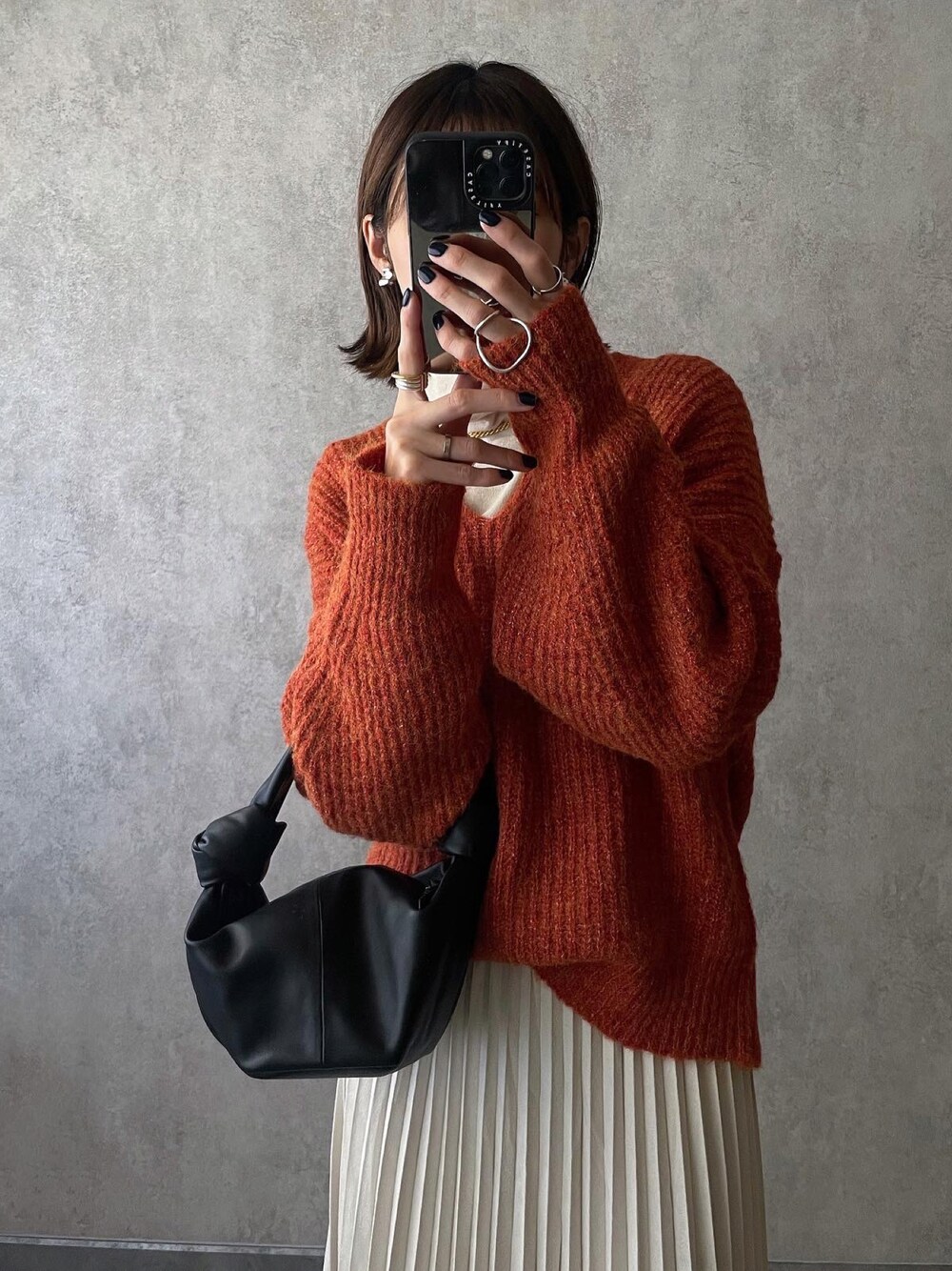 「クリスマスに着たい服、ブイネックニット、アーバンリサーチドアーズ、yunくろ、yunclo、yunco_de、BOTTEGA VENETA、GRL、プリーツスカート、低身長、153cm」｜「GRLのストレッチスクエアトゥショートブーツ（ブーツ、ベージュ系）」を使った、yunさん（レディース・153cm）の冬コーディネートの1枚目の写真