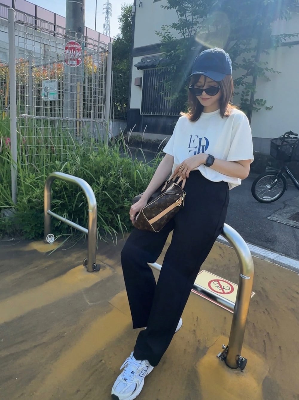 「お出かけコーデ日記、シンプル、休日スタイル、パンツスタイル、153cm、リエディ、Tシャツ、yunco_de」｜「Re:EDITの[接触冷感]スタックロゴプリントTシャツ（Tシャツ/カットソー、ホワイト系）」を使った、yunさん（レディース・153cm）の春コーディネートの1枚目の写真