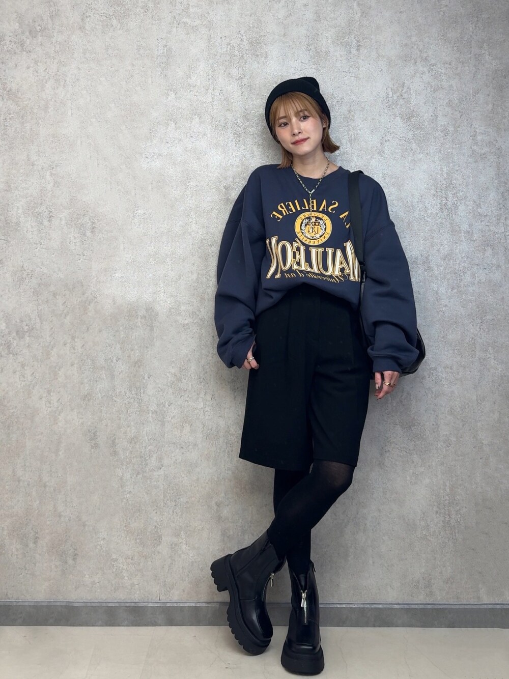 「新星WEARISTAにエントリー、オトナカワイイ、GU、GRL、スウェットパンツ、ビーニー、153cm、低身長」｜「DISCOATの【ユニセックス】MAULEONカレッジロゴスウェット（Tシャツ/カットソー、ブルー系）」を使った、yunさん（レディース・153cm）の冬コーディネートの1枚目の写真