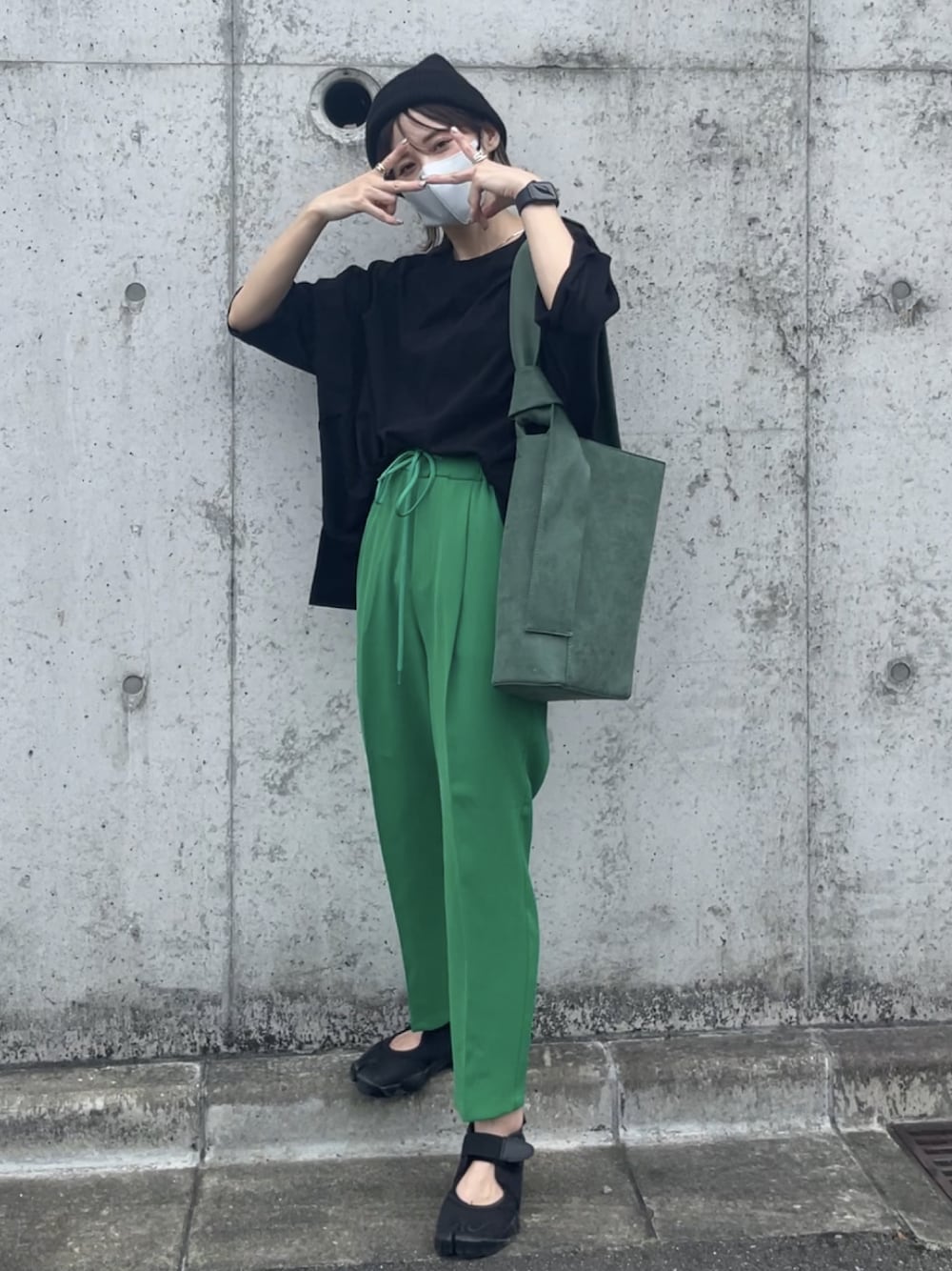 「シンプルコーデ、カジュアルコーデ、グリーンコーデ、yunco_de、イージーパンツ、ニット帽、エアリフト、ootd、秋コーデ」｜「THE SHOP TK の【CLUEL presents】【着回し力抜群！】テントラインシルエットTシャツ（Tシャツ/カットソー、ブラック系）」を使った、yunさん（レディース・153cm）の夏コーディネートの1枚目の写真