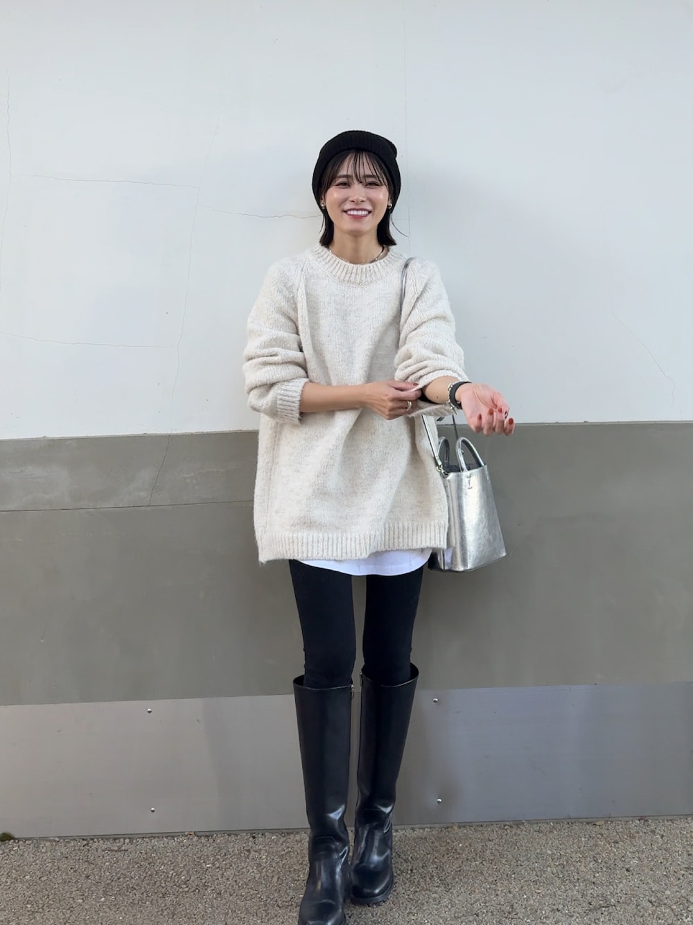 ホワイト系のニット/セーターを着用したレディースの秋コーディネートの1枚目の写真