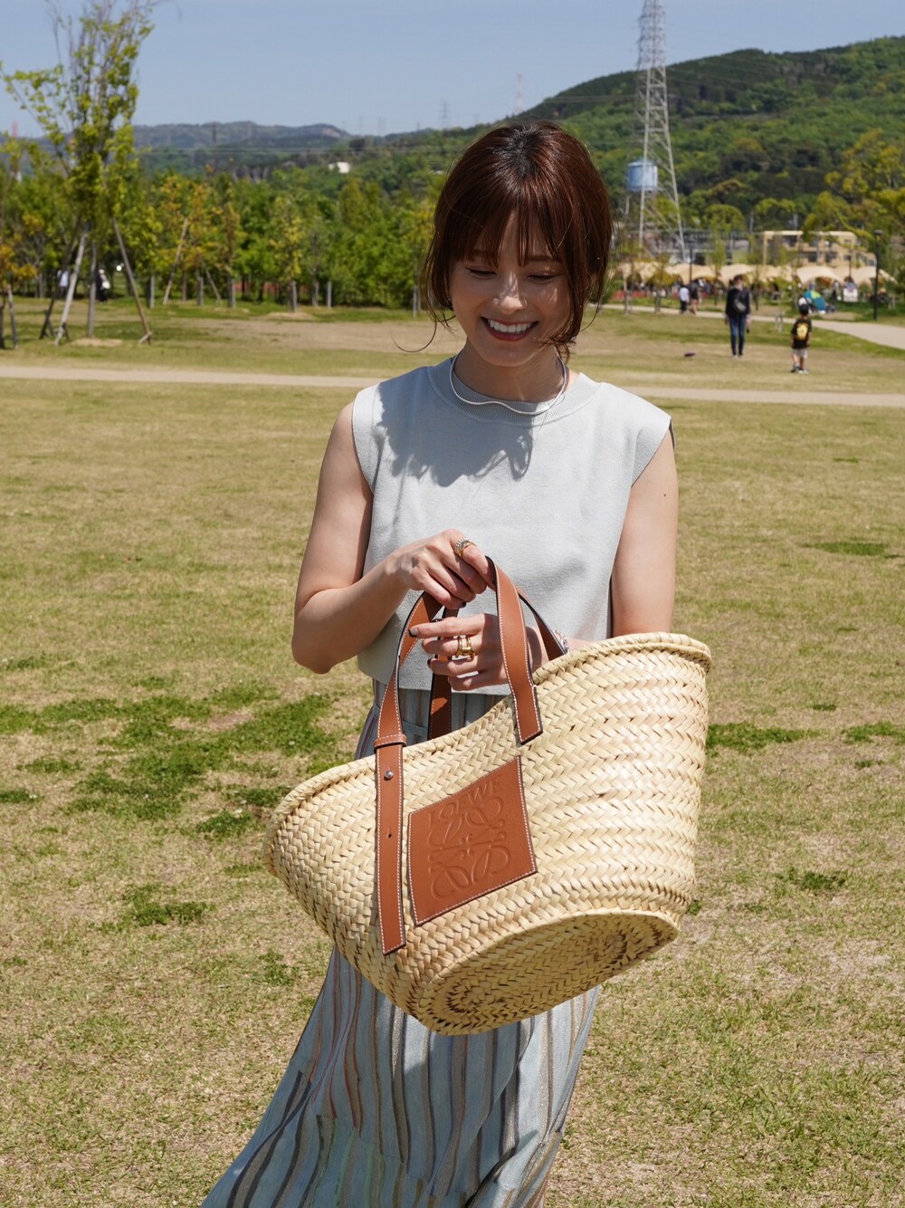 「春夏コーデ、ラグナムーン、デートスタイル（WOMEN）、LOEWE、ロエベ」｜「LAGUNAMOONのラメレインボーニットワンピース（ワンピース、ブルー系）」を使った、yunさん（レディース・153cm）の春コーディネートの1枚目の写真