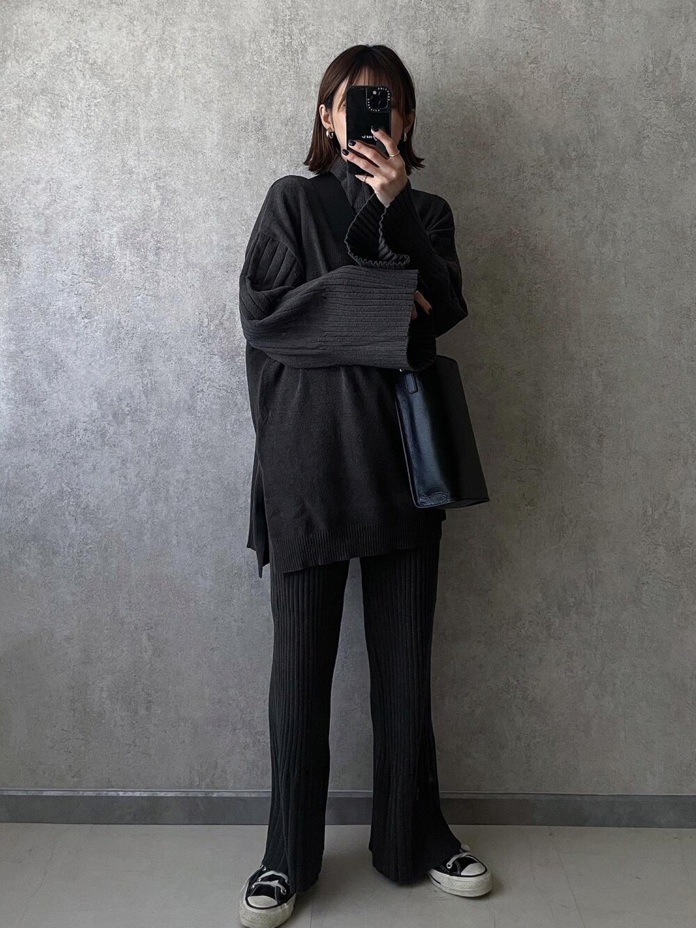 「ラート、ルームウェア、セットアップ、カジュアルコーデ、オトナカジュアル、冬コーデ」｜「nestwellの【別注】LAATO×nestwell　MATTARI WEAR TOPS（Tシャツ/カットソー、グレー系）」を使った、yunさん（レディース・153cm）の冬コーディネートの1枚目の写真