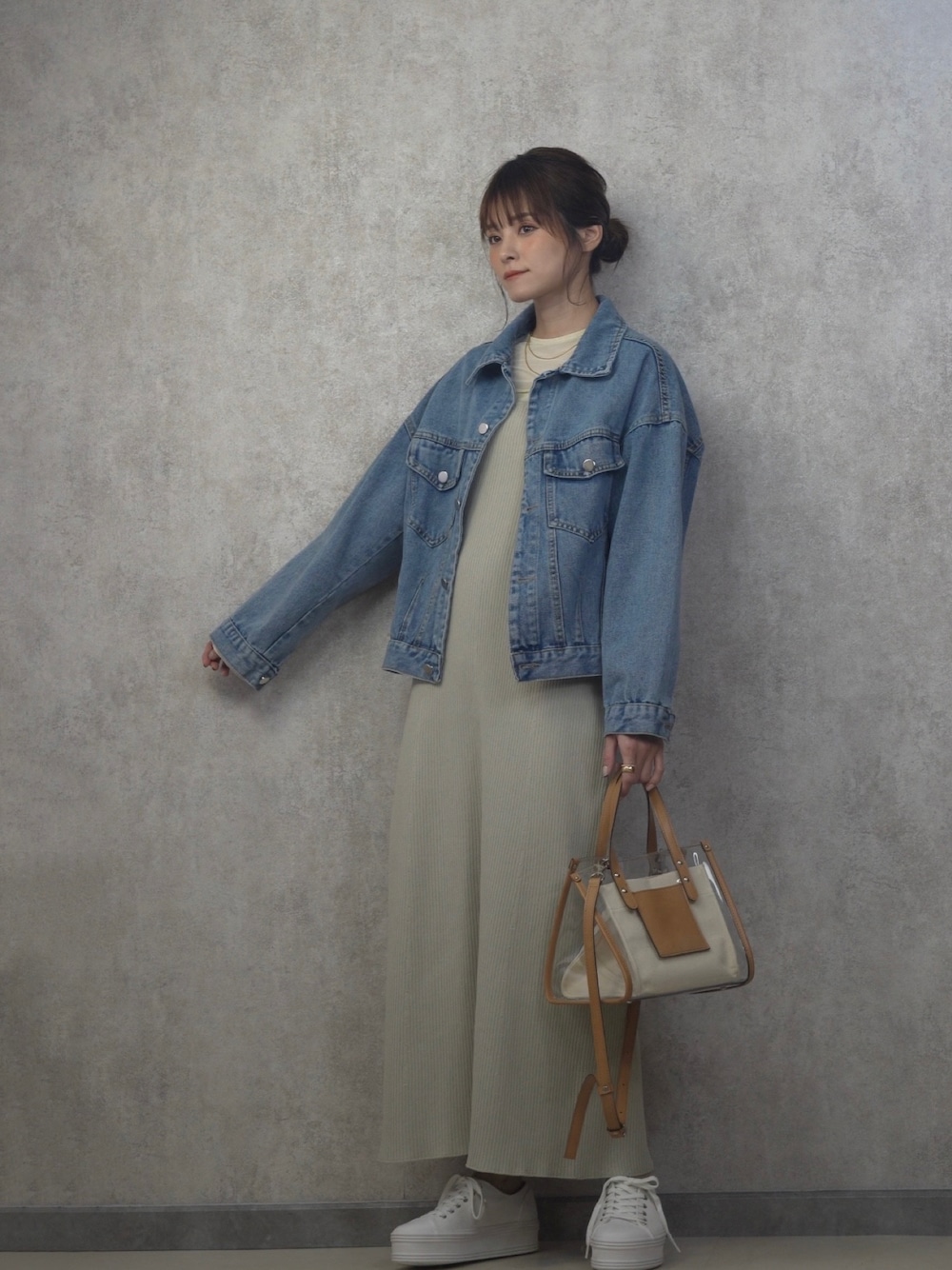 「春服デビュー宣言、デニムジャケット、GU、meets、ゆみーつ、シンプル、大人カジュアル」｜「DHOLICのデニムジャケット（デニムジャケット、ブルー系）」を使った、yunさん（レディース・153cm）の春コーディネートの1枚目の写真