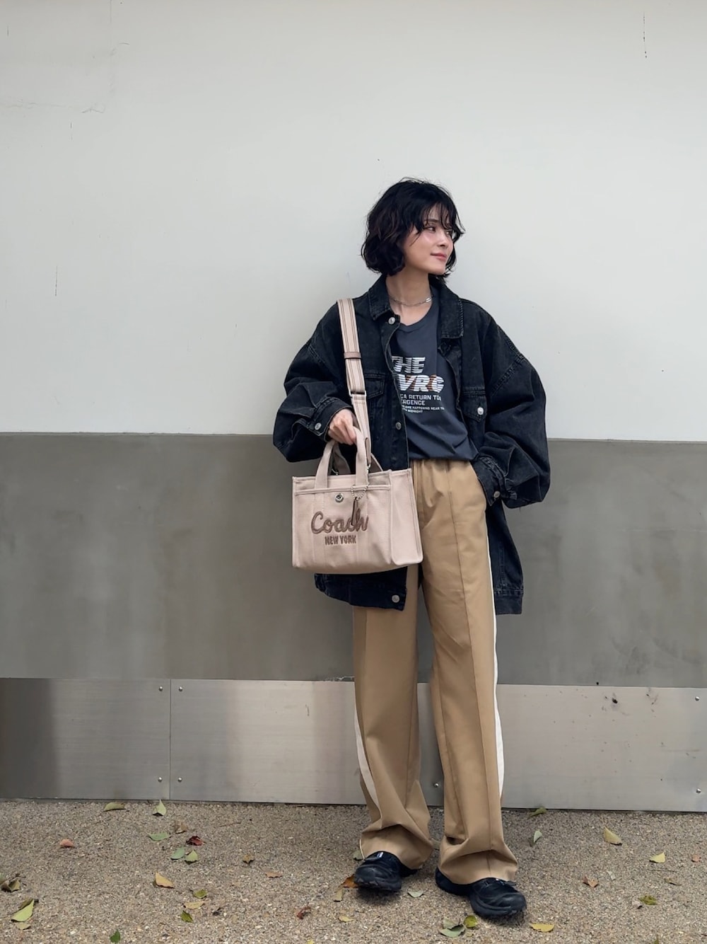 「GUrokh、GU、rokh、トラックパンツ、デニムジャケット」｜「tiptopの[丈が選べる]デニムGジャン（デニムジャケット、ブラック系）」を使った、yunさん（レディース・153cm）の春コーディネートの1枚目の写真