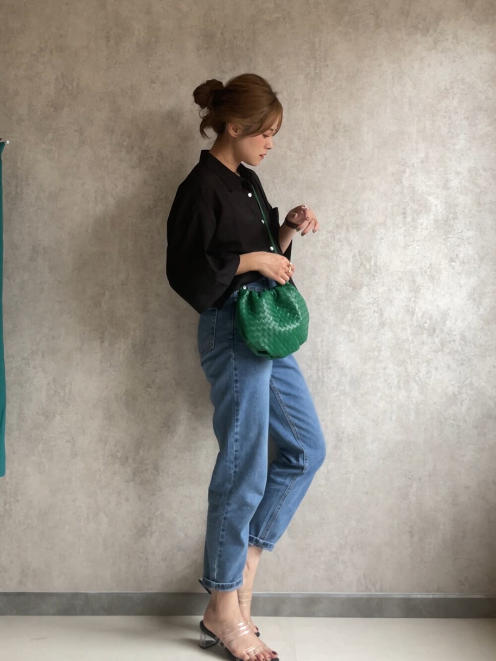 ブルー系のデニムパンツ、ブラック系のシャツ/ブラウスを着用したレディースの夏コーディネートの1枚目の写真