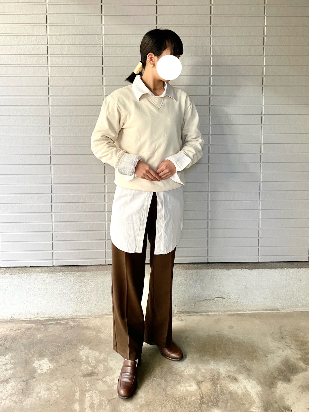 「おしゃれさんと繋がりたい、オトナカジュアル、シンプルスタイル、プチプラコーデ、古着、古着MIX、UNIQLO、GU、スウェット、シャツ、スラックス、ローファー」｜「UNIQLOのアイテム（スウェット、ベージュ系）」を使った、sayanoさん（レディース・158cm）の冬コーディネートの1枚目の写真