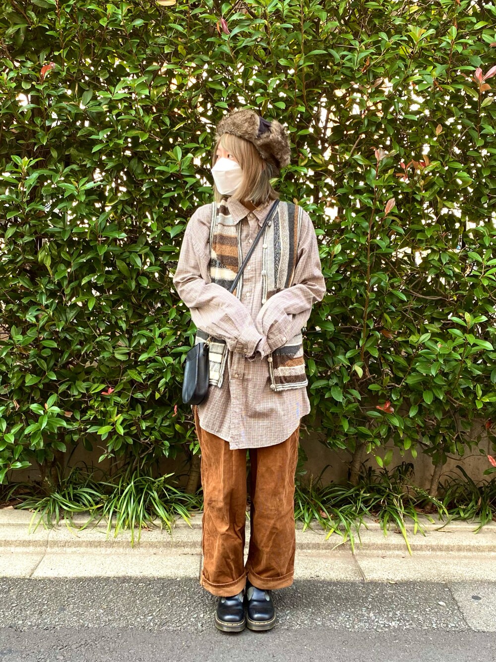「お洒落さんとつながりたい、古着好きな人と繋がりたい、古着、古着コーデ、古着MIX、秋冬、オーバーサイズ、チェックシャツ、ニットベスト、コーデュロイ、コーデュロイパンツ、ドクターマーチン」｜「Dr. MartensのDr.Martens ドクターマーチン POLLEY T-BAR 14852001 BLACK（その他シューズ、ブラック系）」を使った、sayanoさん（レディース・158cm）の秋コーディネートの1枚目の写真