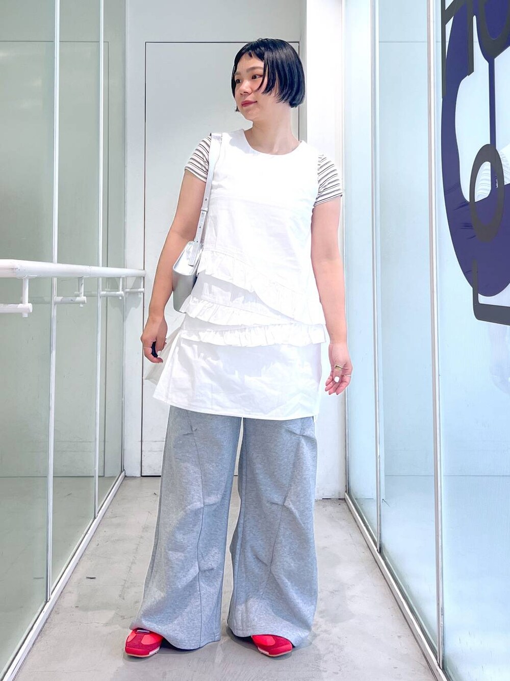 その他のショルダーバッグ、グレー系のその他パンツ、ホワイト系のワンピースを着用したレディースの夏コーディネートの1枚目の写真