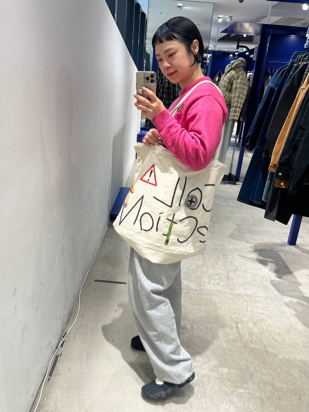 ベージュ系のバックパック/リュック、グレー系のスウェットパンツ、ピンク系のニット/セーターを着用したレディースの秋コーディネートの1枚目の写真