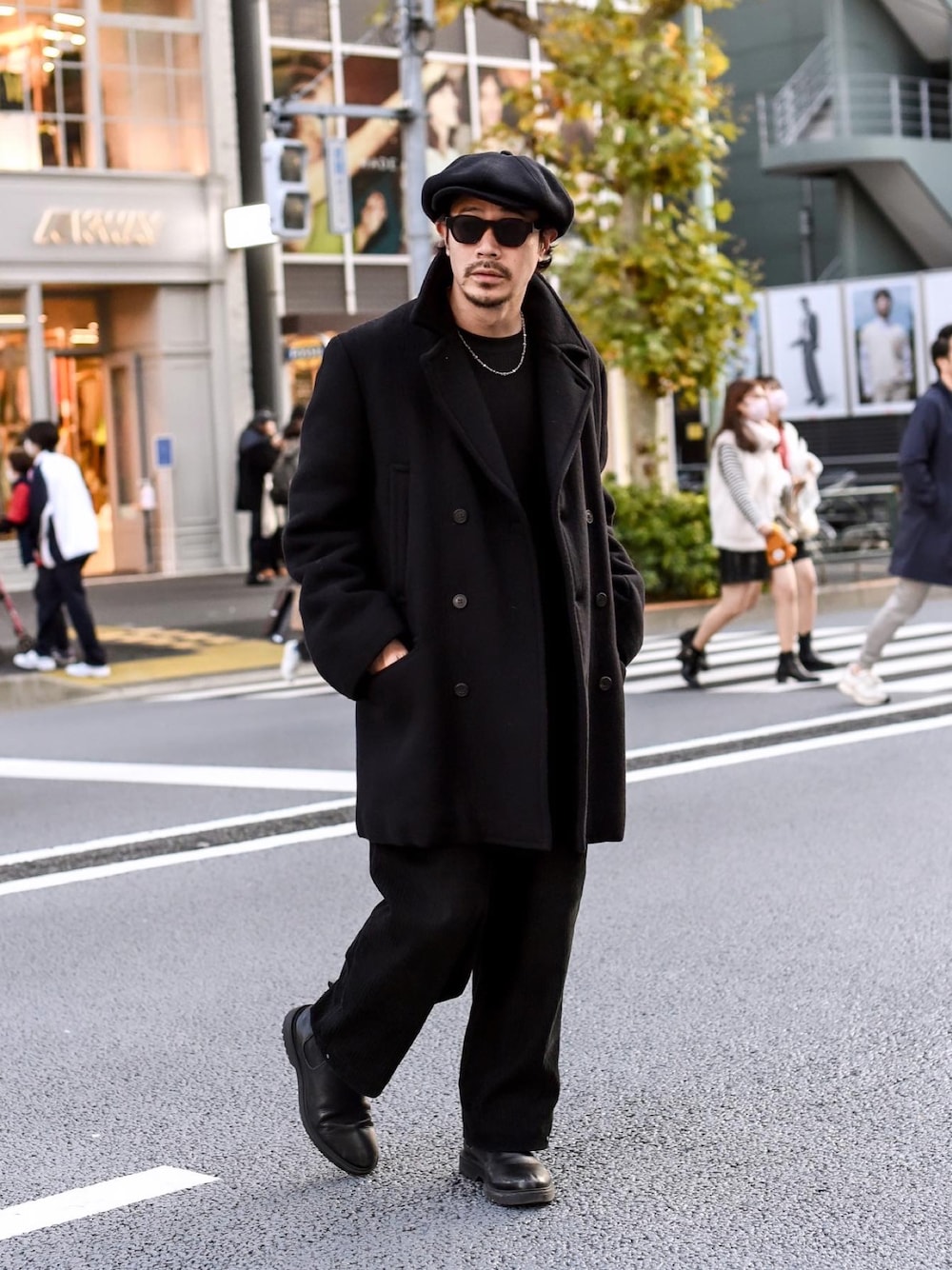 「きれいめカジュアル、キャスケット、コート、Pコート、サングラス、ブーツ、メンズファッション、休日スタイル、大人カジュアル、30代コーデ」｜「DRIES VAN NOTENのアイテム（ピーコート、ブラック系）」を使った、ICCHOさん（メンズ・170cm）の冬コーディネートの1枚目の写真