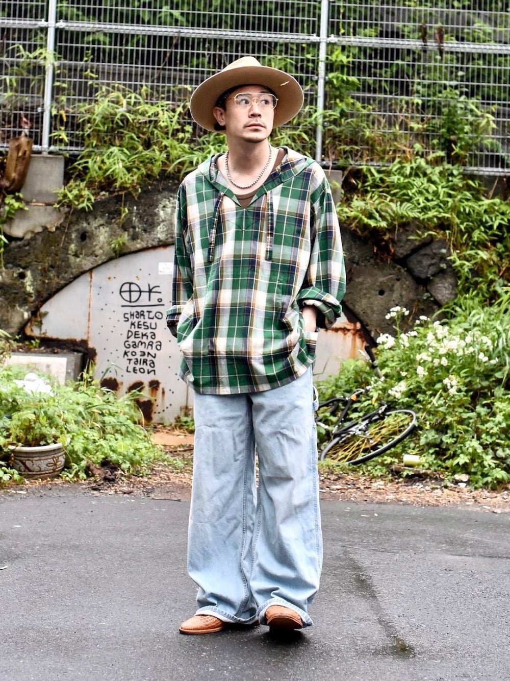 「デニム、メキシカンパーカー、メガネ男子、チェック、ミュール」｜「MexiPaのアイテム（パーカー、グリーン系）」を使った、ICCHOさん（メンズ・170cm）の春コーディネートの1枚目の写真