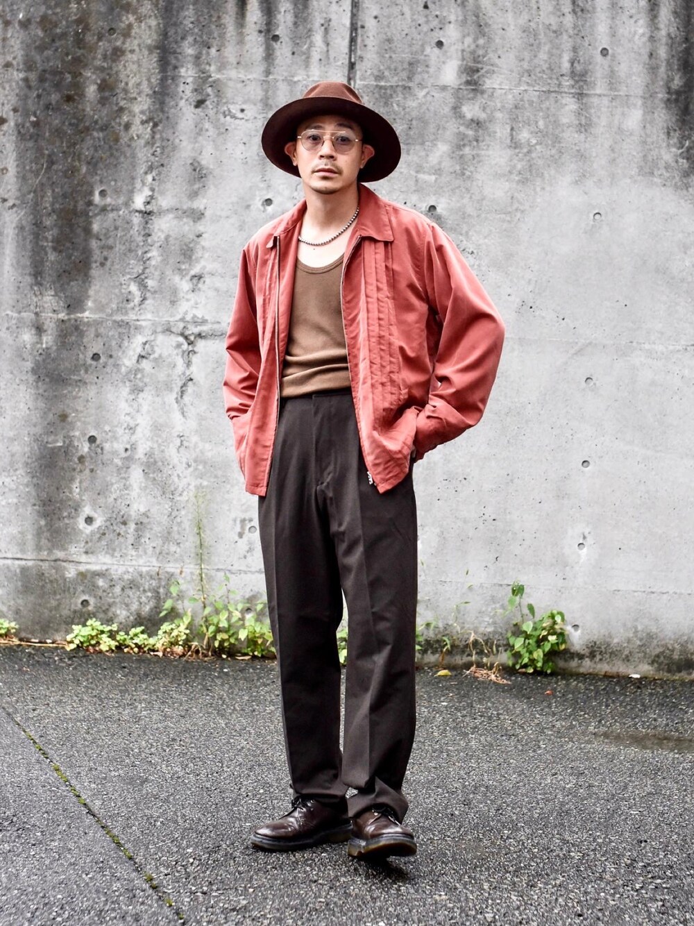 ピンク系のジャケット/アウター、ブラウン系のパンツ、ブラウン系のブーツを着用したメンズの秋コーディネートの1枚目の写真