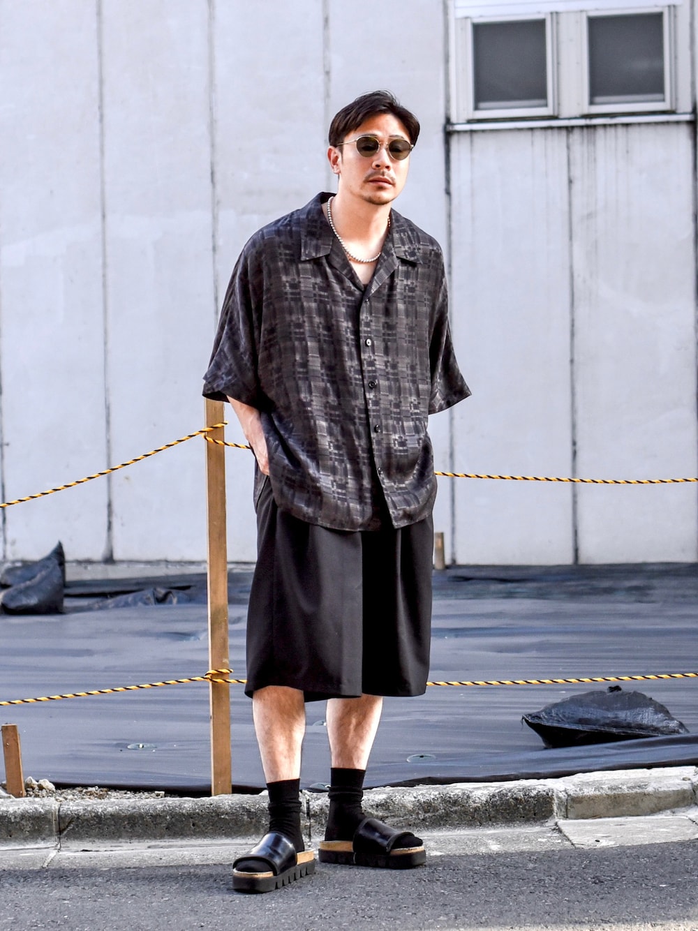 ブラック系のシャツ/ブラウス、ブラック系のサンダル、ブラック系のその他パンツを着用したメンズの夏コーディネートの1枚目の写真