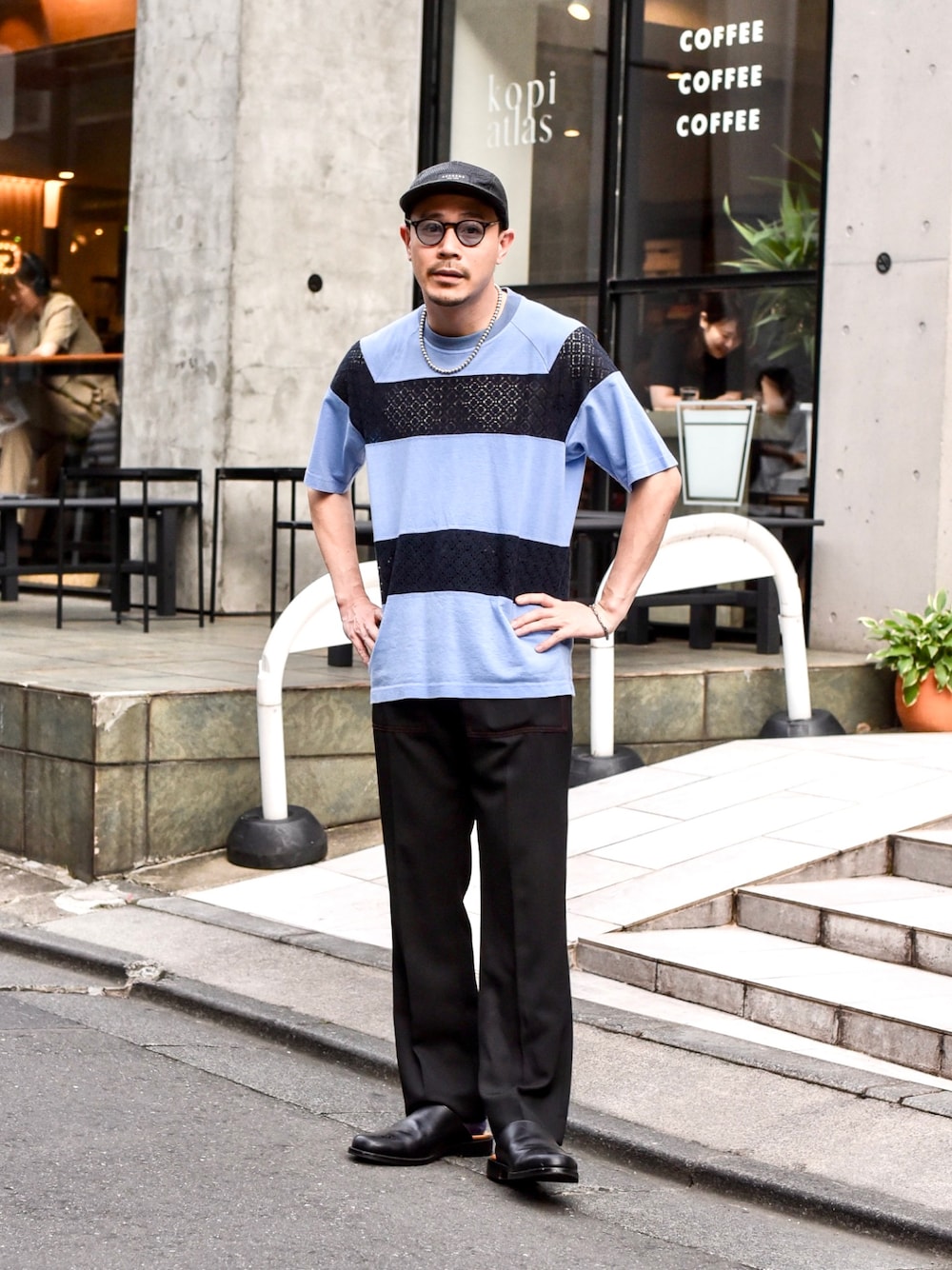 ブルー系のTシャツ/カットソーを着用したメンズの夏コーディネートの1枚目の写真