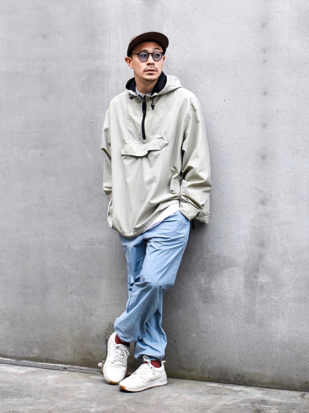 「淡色コーデ、アノラックパーカー、雨の日コーデ、古着MIX、スポーツミックス、ストリート、ナイロンパンツ」｜「OLD NAVYのアイテム（ナイロンジャケット、ホワイト系）」を使った、ICCHOさん（メンズ・170cm）の春コーディネートの1枚目の写真