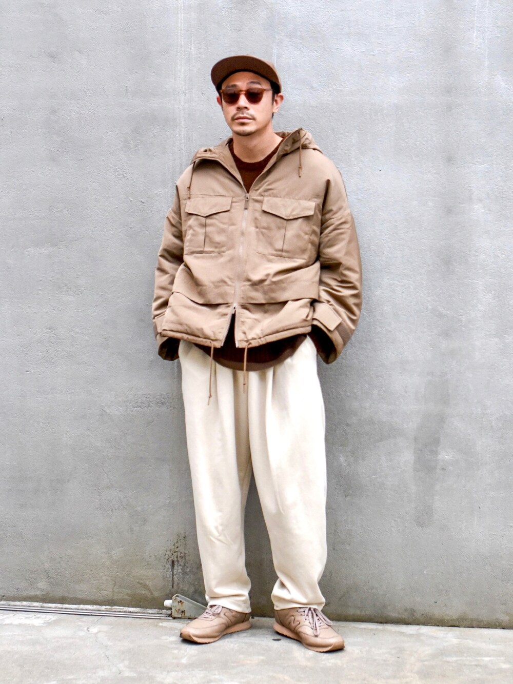 「UNIQLO、ストリート、レイヤードスタイル、スウェットパンツ、ブラウン、ビックシルエット、休日スタイル、冬コーデ」｜「UNIQLOのアイテム（スウェットパンツ、ホワイト系）」を使った、ICCHOさん（メンズ・170cm）の秋コーディネートの1枚目の写真