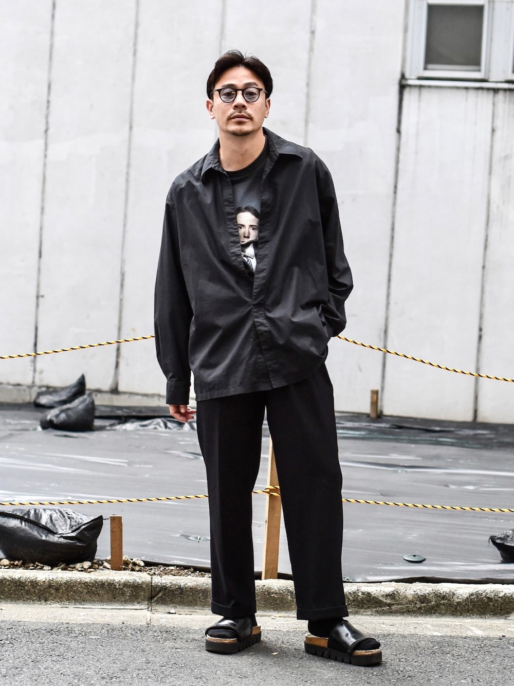 ブラック系のシャツ/ブラウス、ブラック系のサンダル、ブラック系のサングラスを着用したメンズの春コーディネートの1枚目の写真