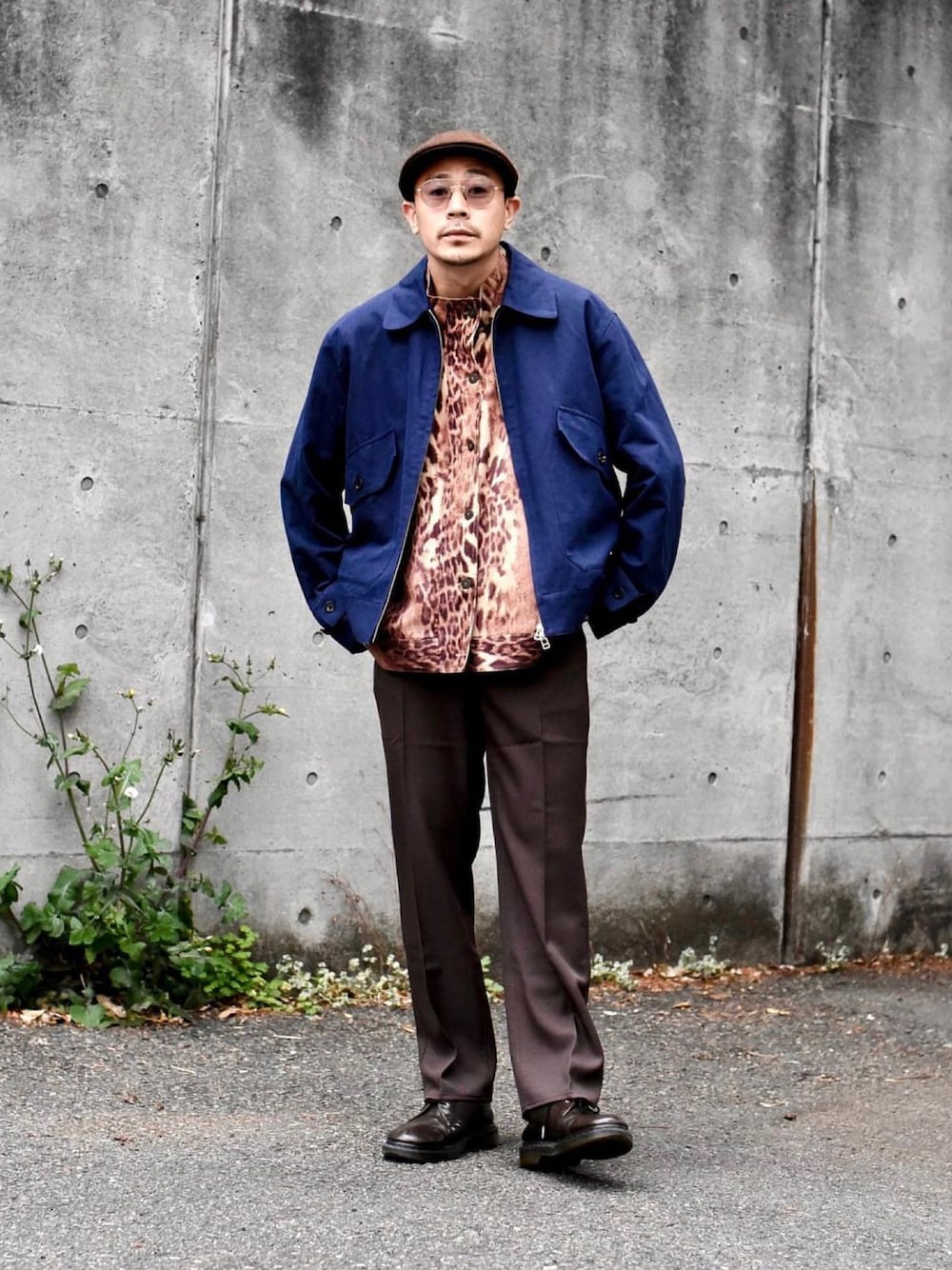 ブラウン系のスラックス、ブルー系のブルゾンを着用したメンズの春コーディネートの1枚目の写真