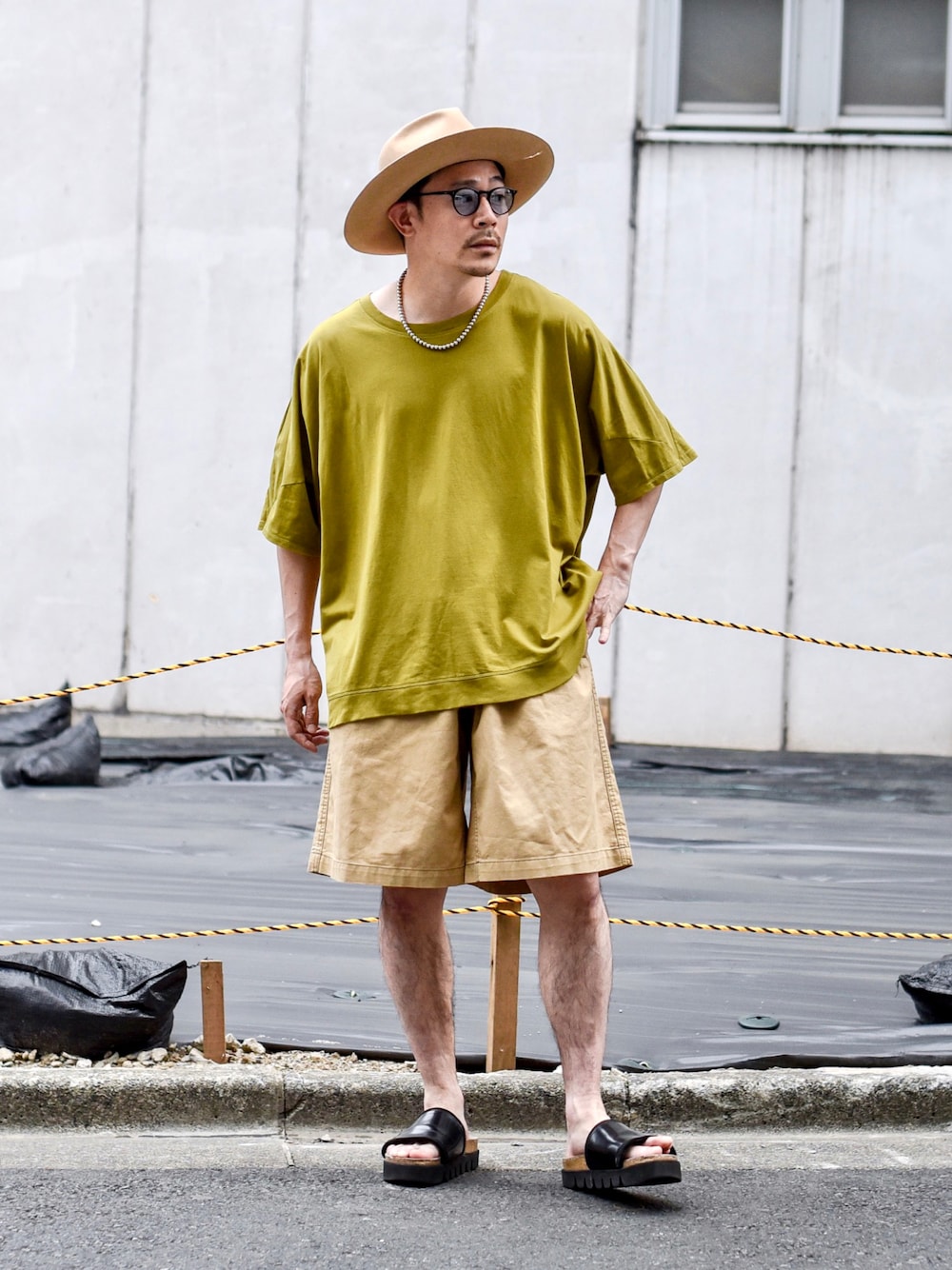 「ハーフパンツ、ハット、サングラス、オーバーサイズ、UNIQLO、厚底シューズ」｜「ka na taのアイテム（Tシャツ/カットソー、イエロー系）」を使った、ICCHOさん（メンズ・170cm）の夏コーディネートの1枚目の写真
