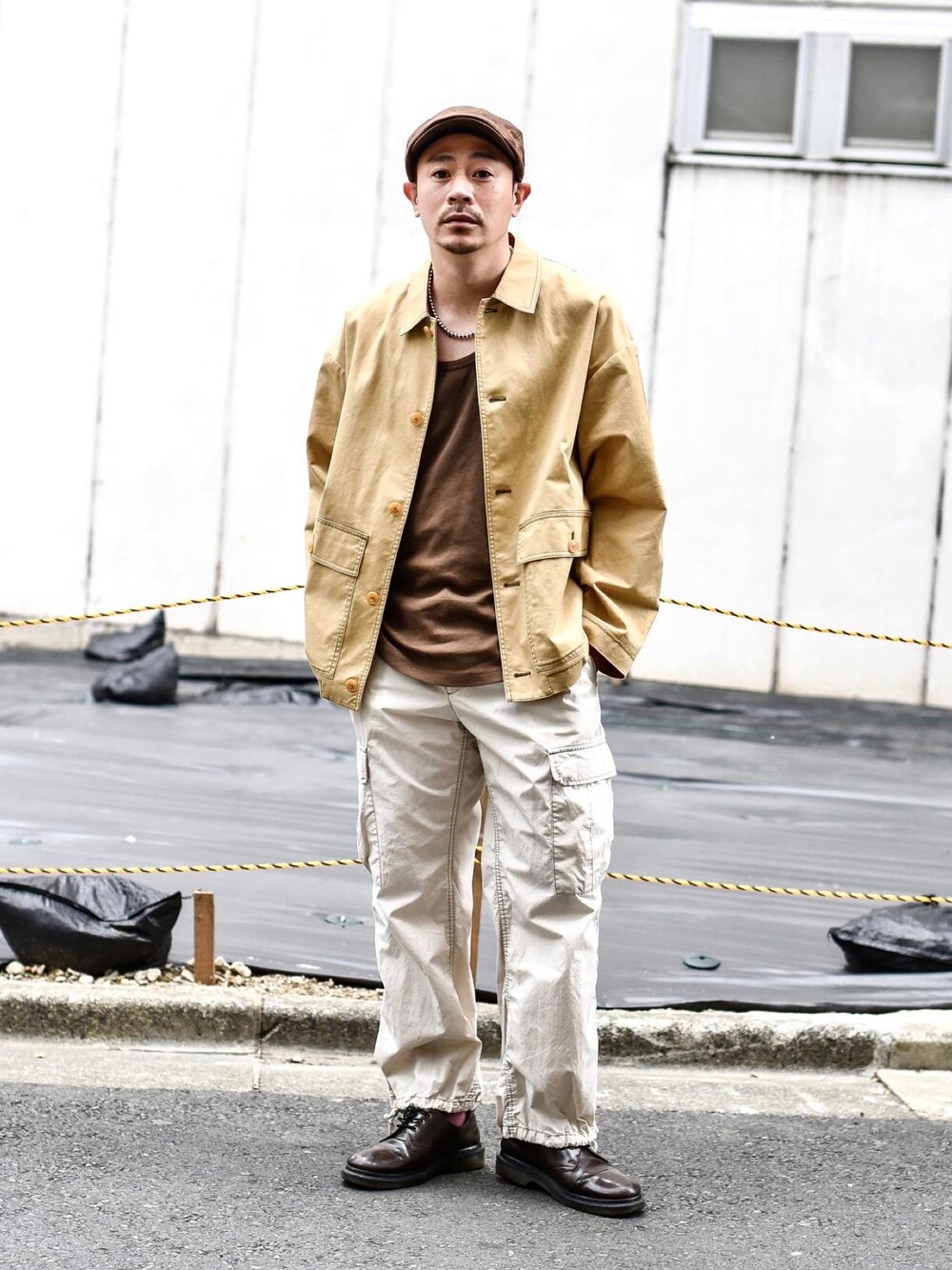 「休日コーデ、UNIQLO、カジュアルコーデ、ミリタリー、カーゴパンツ、タンクトップ、オーバーサイズ」｜「UNIQLOのアイテム（ミリタリージャケット、ベージュ系）」を使った、ICCHOさん（メンズ・170cm）の春コーディネートの1枚目の写真