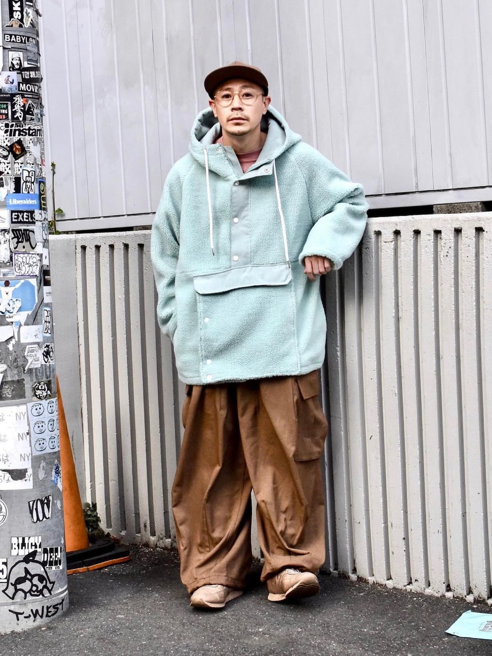 ブルー系のマウンテンパーカーを着用したメンズの春コーディネートの1枚目の写真