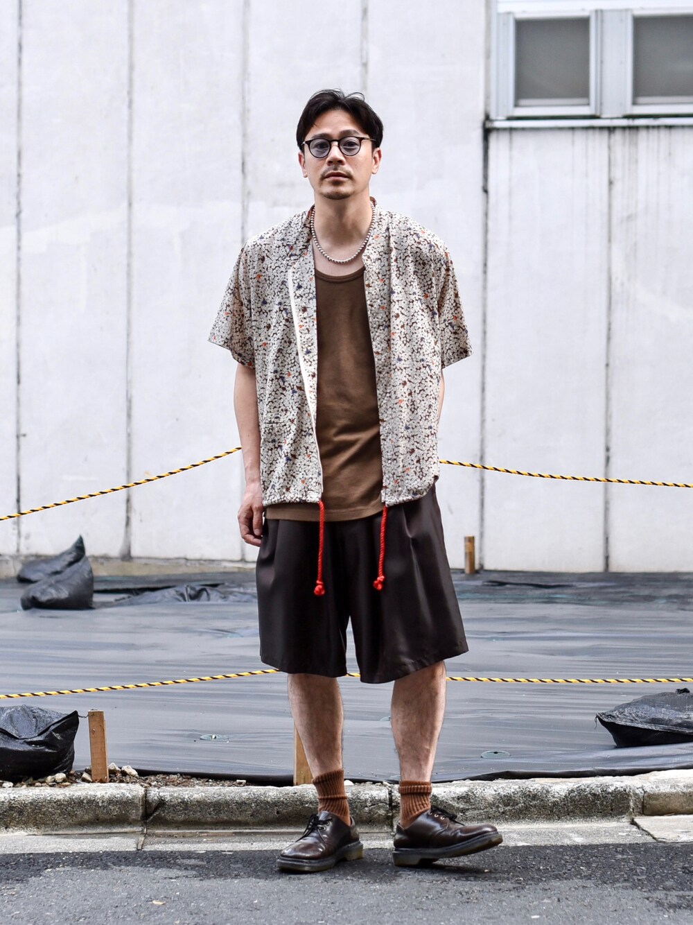 ホワイト系のシャツ/ブラウス、ブラウン系のパンツ、ブラウン系のブーツを着用したメンズの春コーディネートの1枚目の写真