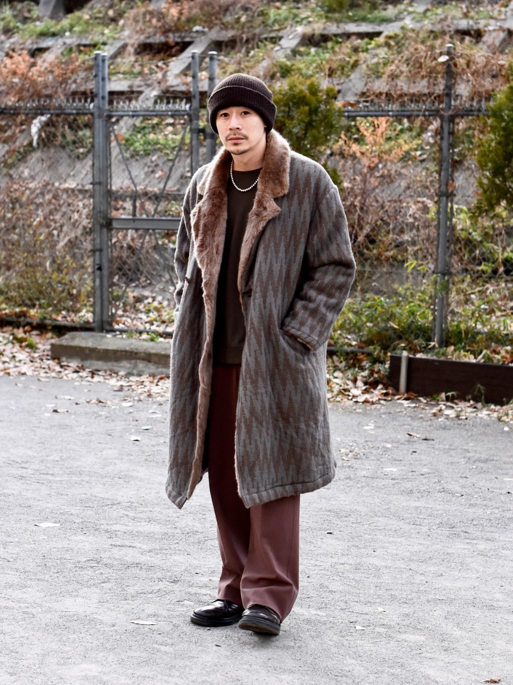 グレー系のチェスターコートを着用したメンズの冬コーディネートの1枚目の写真