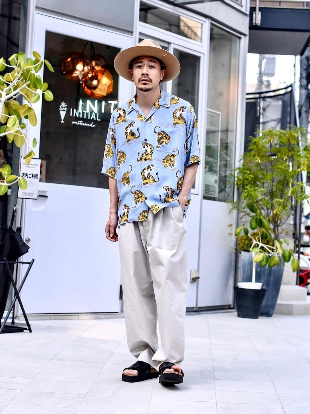 ブルー系のシャツ/ブラウスを着用したメンズの夏コーディネートの1枚目の写真