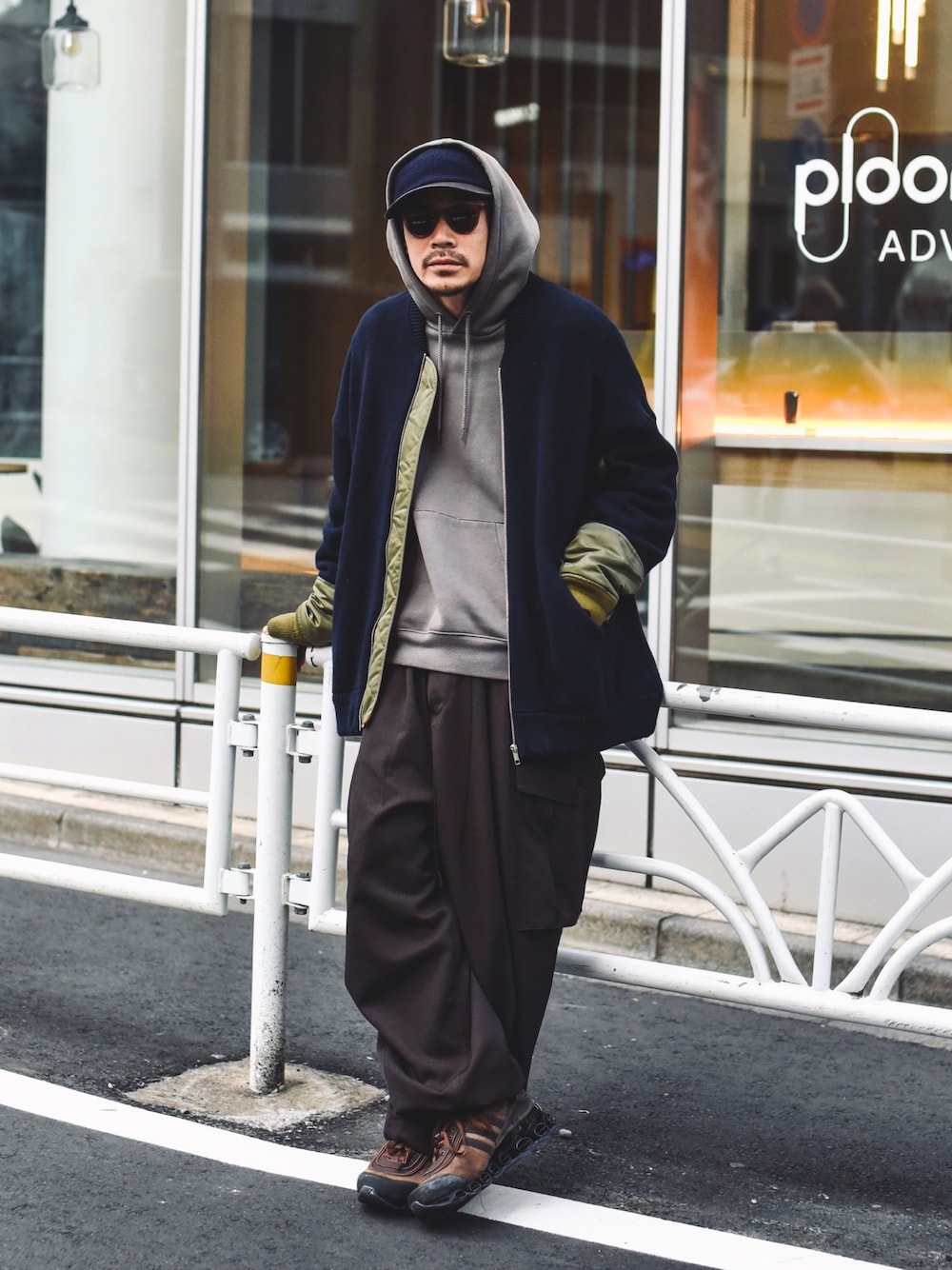 ブラック系のMA-1、ブラウン系のカーゴパンツを着用したメンズの冬コーディネートの1枚目の写真