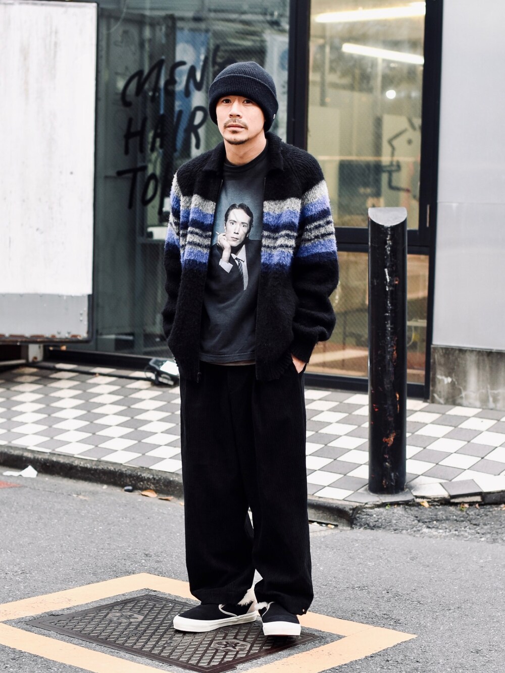 「コーデュロイ、ストリート、ニット帽、スニーカー、30代コーデ、休日スタイル、大人カジュアル、メンズファッション」｜「Supreme のアイテム（ジャケット/アウター、ブラック系）」を使った、ICCHOさん（メンズ・170cm）の冬コーディネートの1枚目の写真