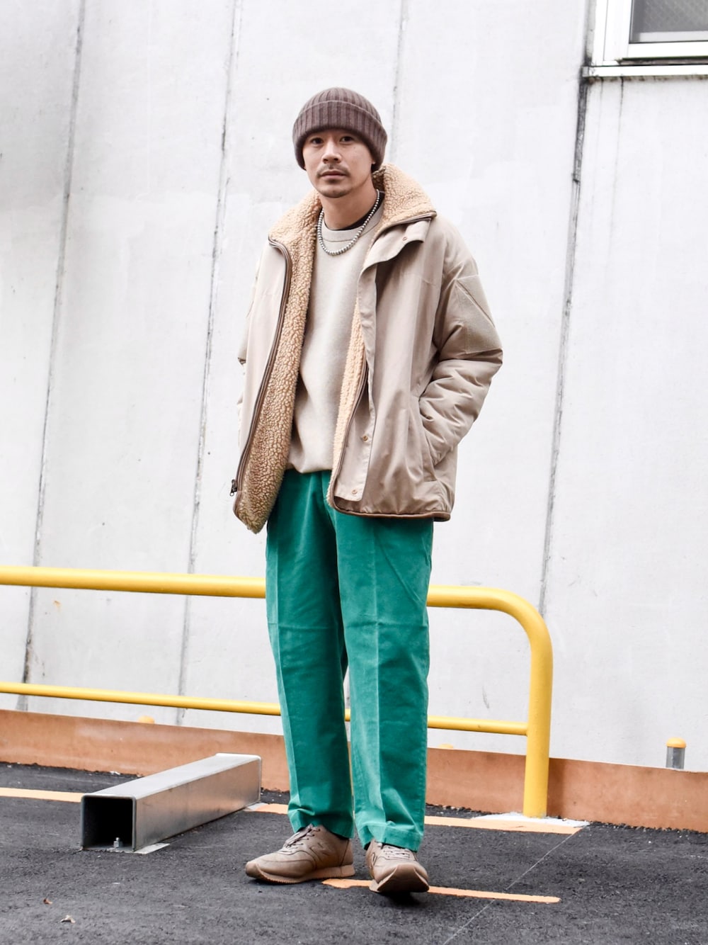 グリーン系のパンツ、ベージュ系のブルゾンを着用したメンズの冬コーディネートの1枚目の写真