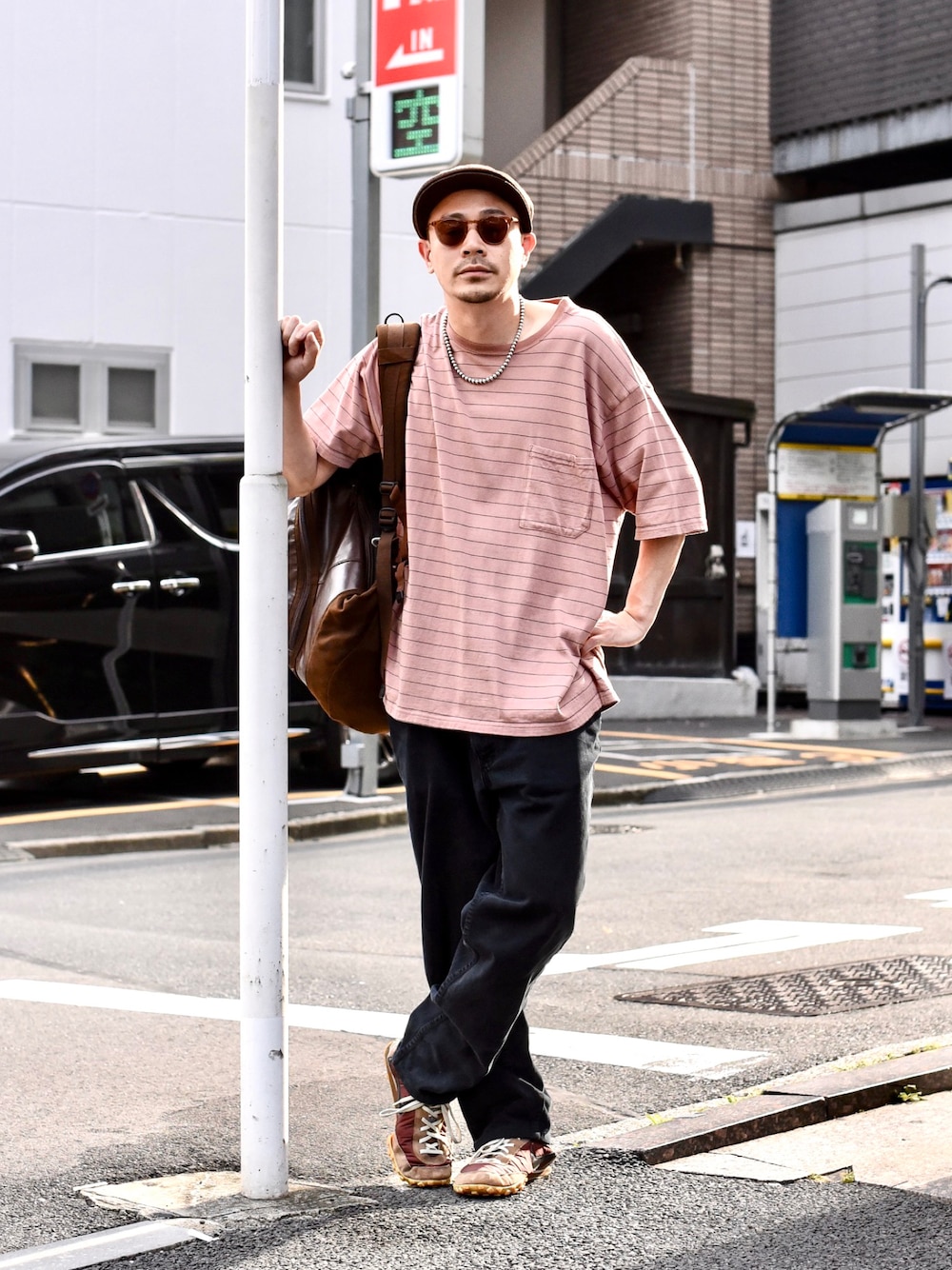 ピンク系のTシャツ/カットソーを着用したメンズの夏コーディネートの1枚目の写真