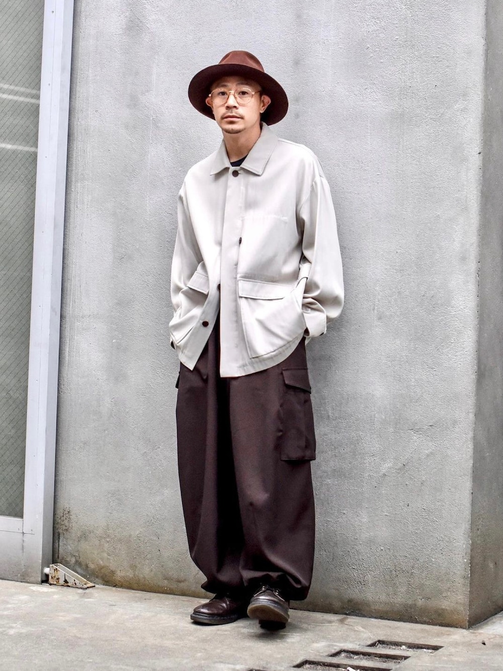 「春アウター、カーゴパンツ、ハット、休日スタイル、オトナカジュアル、ビッグシルエット、春服デビュー宣言、春服みてみて」｜「Edwina Horlのアイテム（カバーオール、ホワイト系）」を使った、ICCHOさん（メンズ・170cm）の春コーディネートの1枚目の写真