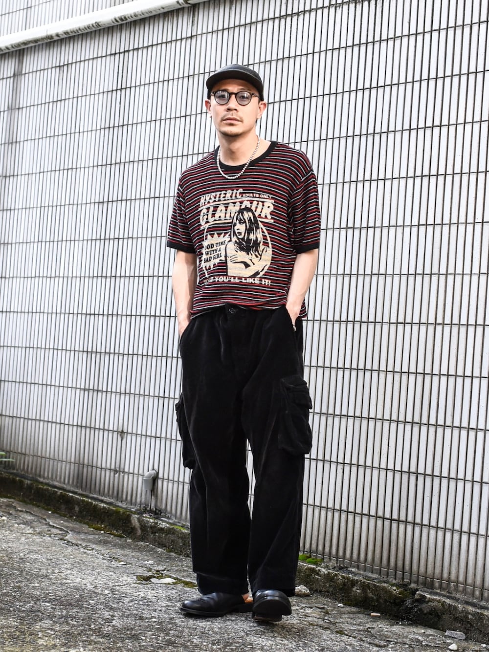 レッド系のTシャツ/カットソーを着用したメンズの夏コーディネートの1枚目の写真