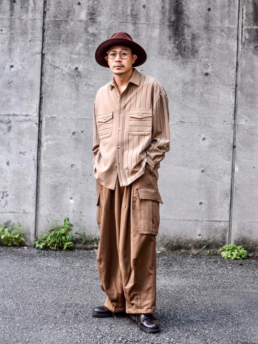 ベージュ系のシャツ/ブラウス、ブラウン系のカーゴパンツ、ブラウン系のブーツを着用したメンズの秋コーディネートの1枚目の写真