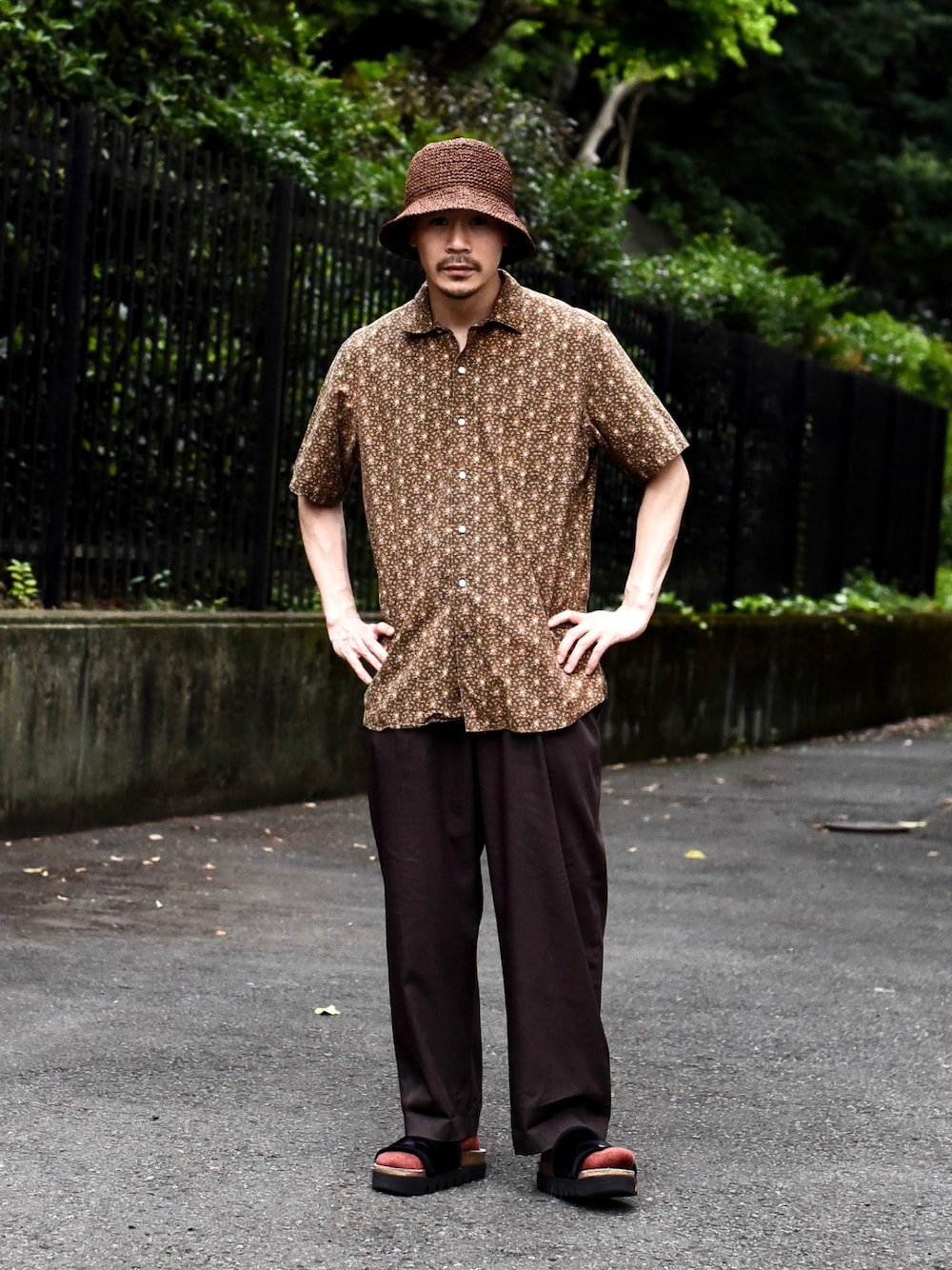 ブラウン系のシャツ/ブラウスを着用したメンズの夏コーディネートの1枚目の写真