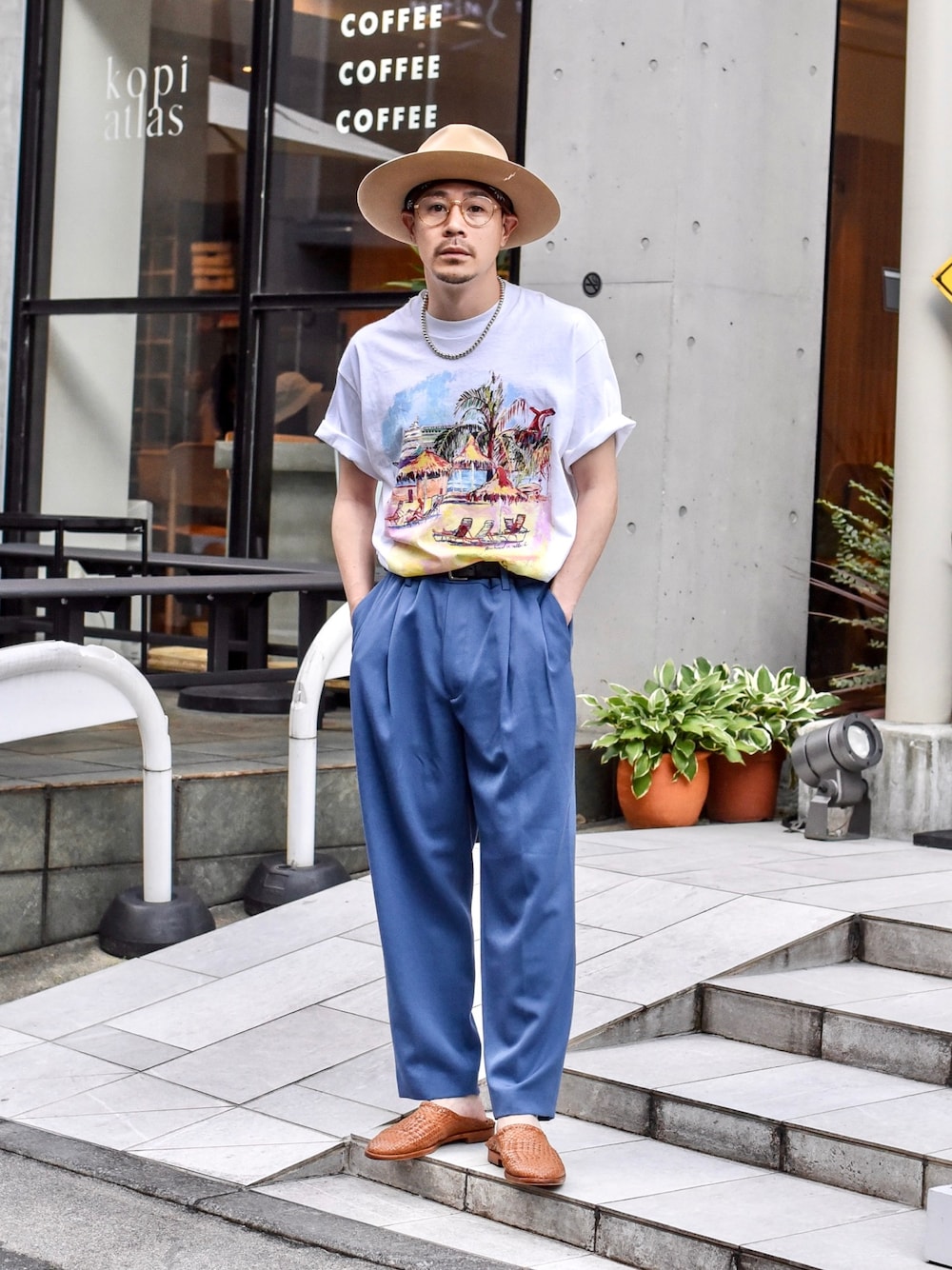 ブルー系のスラックスを着用したメンズの夏コーディネートの1枚目の写真