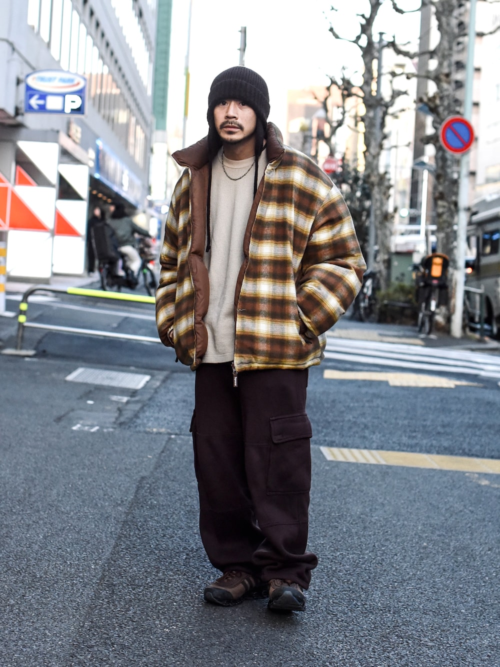 「チェック、冬を彩る色いろコーデ、キャップ、カーゴパンツ、ダウンジャケット、スニーカー、休日スタイル、オーバーサイズ、ニット帽」｜「Supreme のアイテム（ダウンジャケット/コート、ブラウン系）」を使った、ICCHOさん（メンズ・170cm）の冬コーディネートの1枚目の写真
